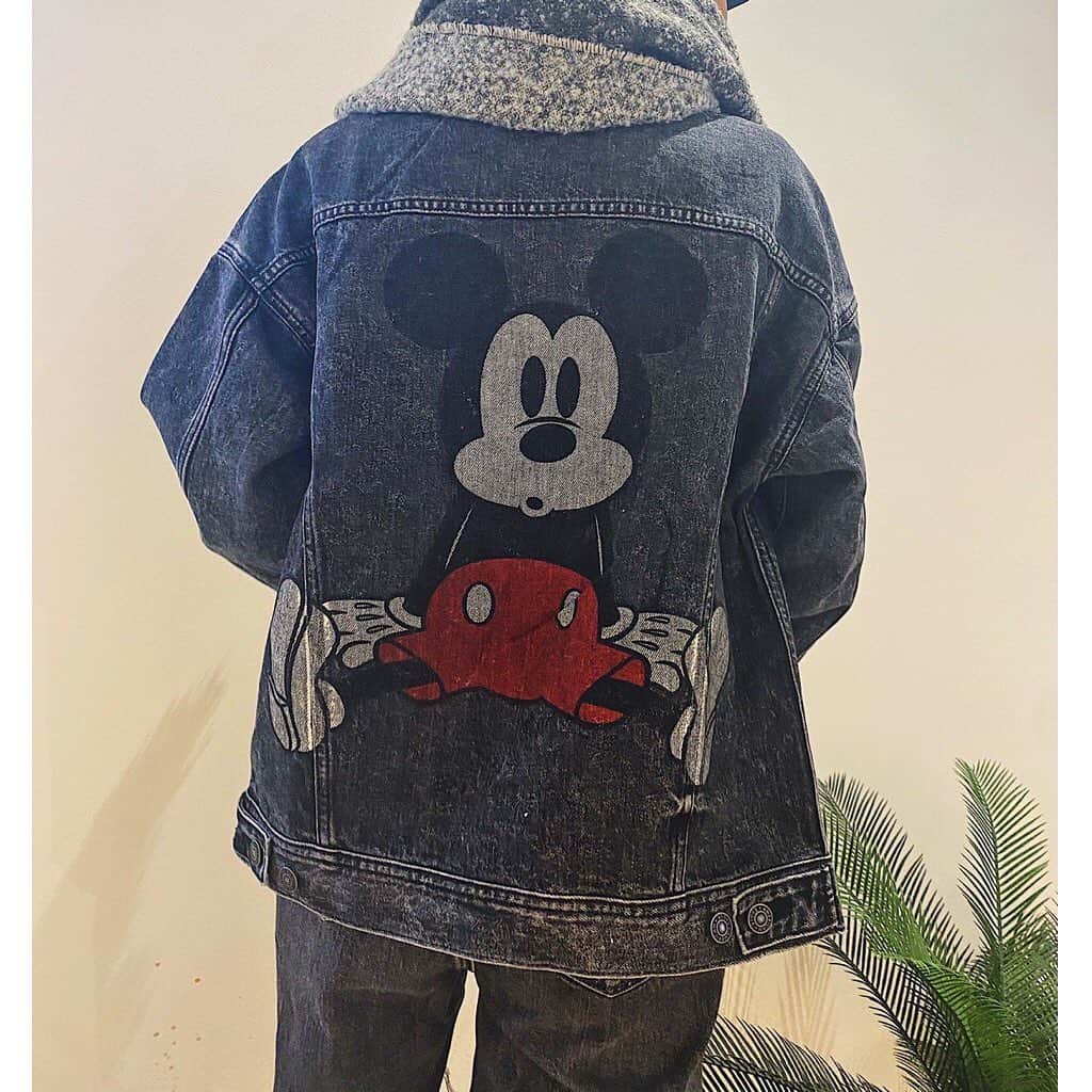 アメリカンイーグルのインスタグラム：「AE x Disney Denim Jacket , AE x Disney Mom Jeans このデニムセットアップをチョイス🙋🏾‍♀‍🙋🏾‍♀‍ パンツもジャケットも着心地がいいねん😍デニムやのに柔らかくてこれたくさん着ちゃう✌️✌️ . このアイテムはオンラインストア「www.aeo.jp」にて購入できるよお🔥 またホリ デーコレクションの製品着用画像を @americaneaglejp, #AEホリデー2020 にタグつけしてね⭐️😎   #regram @matsumoto_yu  #AExME #AEJeans #AE #americaneaglejp」