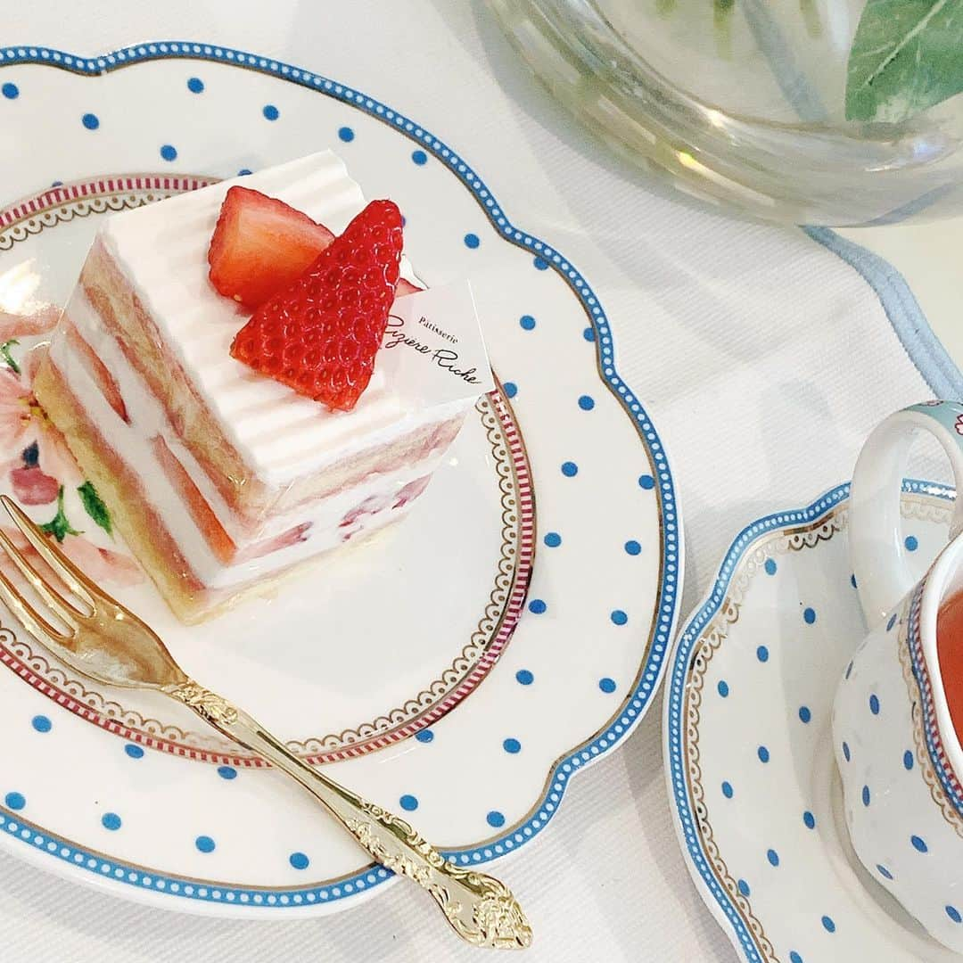 SPARAさんのインスタグラム写真 - (SPARAInstagram)「気になっていたケーキ屋さん♡  Patisserie Riziere Riche  @patisserie_riziere_riche   外観も内装もお洒落で、ケーキも1個1個がすごくお洒落♡♡♡  お味もとっても美味しかったのでまた買いに行きたいな♡  #PatisserieRiziereRiche #パティスリーリジェールリッシュ #磐田ケーキ屋 #豊田町 #浜松ケーキ屋 #亜子ログ」12月7日 17時58分 - spara_aco