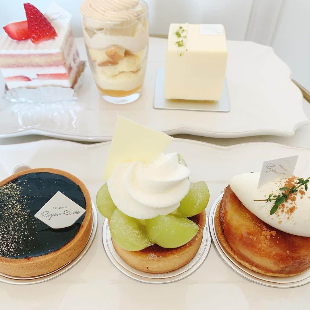 SPARAさんのインスタグラム写真 - (SPARAInstagram)「気になっていたケーキ屋さん♡  Patisserie Riziere Riche  @patisserie_riziere_riche   外観も内装もお洒落で、ケーキも1個1個がすごくお洒落♡♡♡  お味もとっても美味しかったのでまた買いに行きたいな♡  #PatisserieRiziereRiche #パティスリーリジェールリッシュ #磐田ケーキ屋 #豊田町 #浜松ケーキ屋 #亜子ログ」12月7日 17時58分 - spara_aco