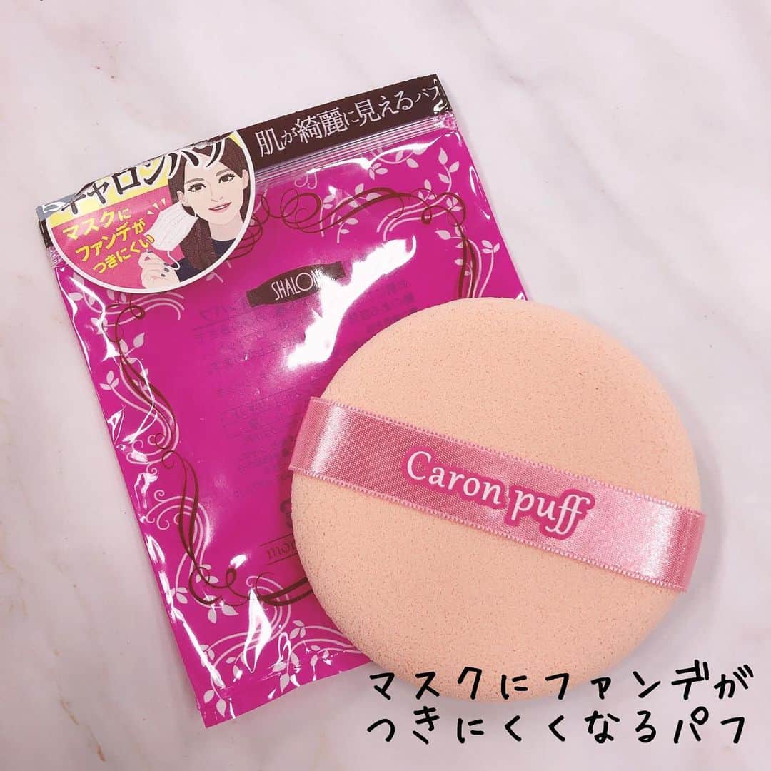 小西さやかのインスタグラム：「マスクにファンデがつきにくくなるキャロンパフ！ . 九州朝日放送のアサデスという番組で紹介されてひがついた大人気パフ。生産が追いつかず、在庫切れが続いていましたが、新たに生産工場を変えてリニューアルされました。 . 質感のぷにぷに感は初代から少し劣りますが、使ったことのないぷにぷにふわふわパフにはまってます！ . これでルースパウダーをつけるととても薄く均一につくので、マスクにつきにくくなりました(^^) . 是非、みんなに使ってみてもらいたいパフです！ #パフ#キャノンパフ#マスク#マスクメイク#マスクメイク崩れ　#メイク崩れ#メイク崩れ防止 #メイクが崩れにくい#メイクが落ちない#スポンジ#ファンデーションスポンジ#ファンデーション#TVで話題#アサデス#九州朝日放送 #マスク着用 #マスク荒れ#マスク荒れ対策」