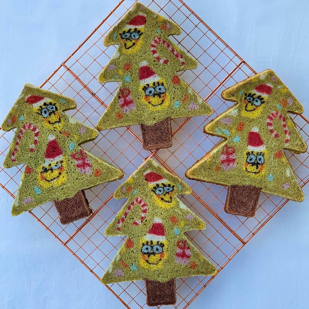 Ranさんのインスタグラム写真 - (RanInstagram)「. . . Merry Christmas 🎄 @spongebob  . . 今年のクリスマスツリーのイラストパン！ スポンジボブが大好き過ぎる子供たちのために🥳💕 . . .  #bread #baker #christmas #christmastree #christmascake #christmasgifts #santaclaus #spongebob #breakfast #spongebobsquarepants #🎄 #🎅 #🧽 #手作りパン #パン #クリスマス #食パン #クリスマスツリー #オーナメント #スポンジボブ #スポンジボブ弁当 #スピルリナ  #クリスマスごはん #クリスマス会 #トーストアート #キャラパン #パン教室 #konel #konelのクリスマス #イラストパン」12月7日 23時32分 - konel_bread