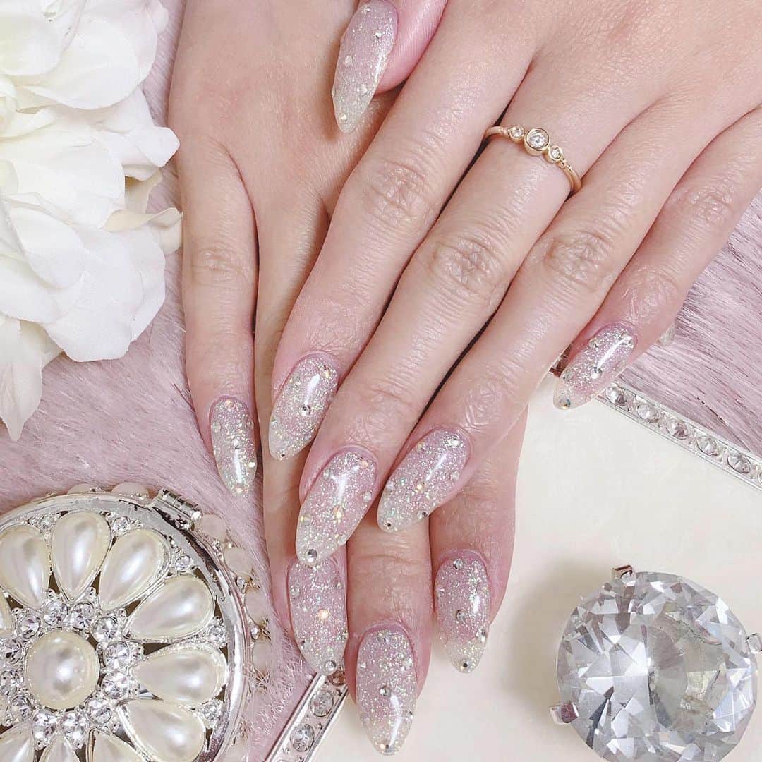 のインスタグラム：「またまたネイル特集💅🏼 やりたいネイルデザインが あれば参考にしてくださいな🥺💓 . ネイルは基本的に明るい色にしてる 暗い色は滅多にしません😌✨ . やっぱり爪先は色々触ったり 手で色々な情報が入るから 明るい情報やいい事が入ってくるように 明るめな色合いにしてます👶💓 (自分の中でのこだわりです) . #ネイル#ネイルデザイン#ネイル画像#💅🏼#ネイルアート #ジェルネイル#ジェルネイルデザイン #nail」