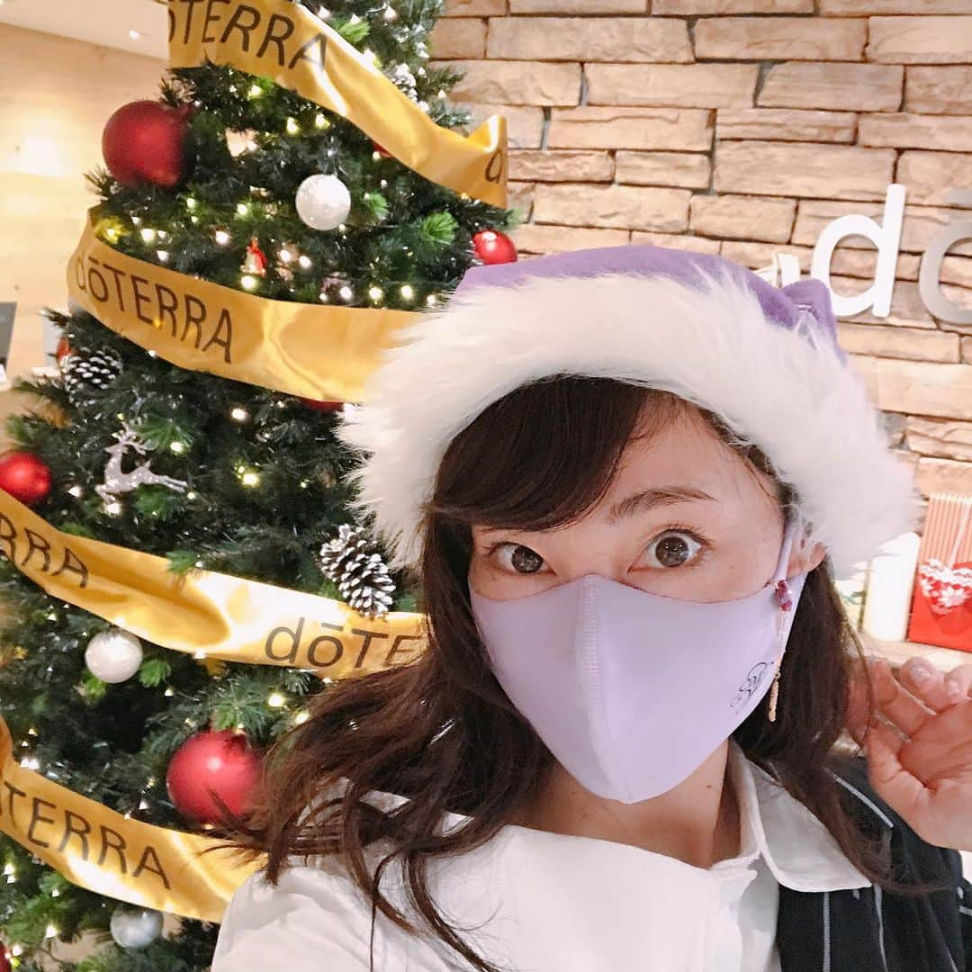 佐藤康恵さんのインスタグラム写真 - (佐藤康恵Instagram)「康恵サンタ🎅✨ 皆さま、お誕生日のお祝い🥂コメントありがとうございます😊💖 これからもよろしくお願います🌹 愛を込めて。  #康恵サンタ #yasuesato #佐藤康恵  #dōterra #ビビッドマスク #ロゴ入り #販売予定です #ラベンダーカラーマスク #日本製 #つけやすいマスク」12月7日 23時27分 - yasuesato.official