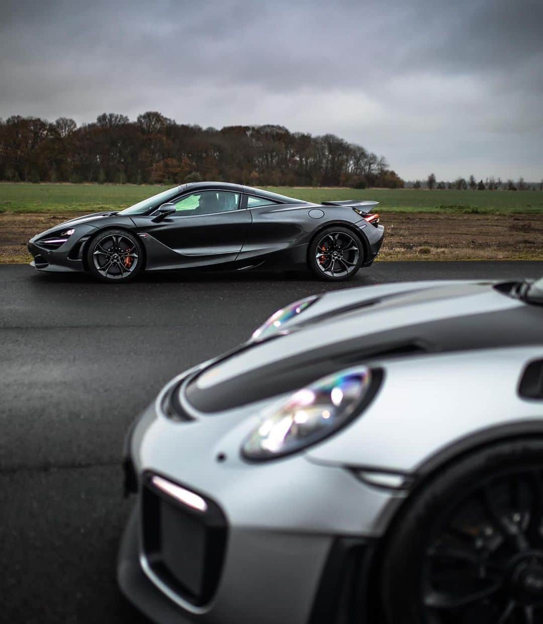 CarsWithoutLimitsさんのインスタグラム写真 - (CarsWithoutLimitsInstagram)「DRAG RACE! (@888mf ) Porsche 991 GT2 RS vs McLaren 720S! Now live on YouTube 888MF #carswithoutlimits」12月7日 23時28分 - carswithoutlimits