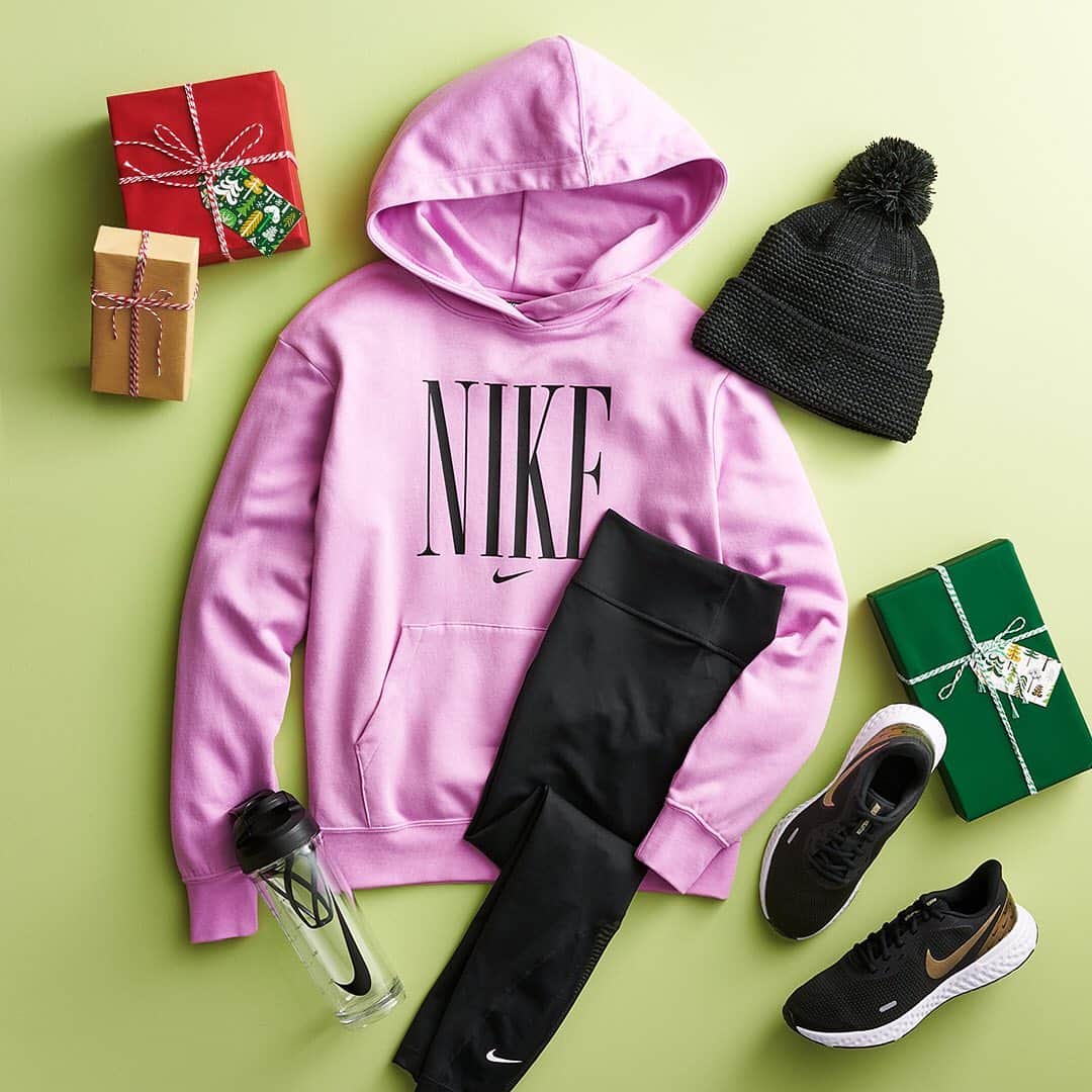 ロック&リパブリックのインスタグラム：「Cozy styles made for running laps, running errands or running late. 👟 Now through 12/12, save on select styles of Nike for the whole family. #Kohls #mondaymotivation」