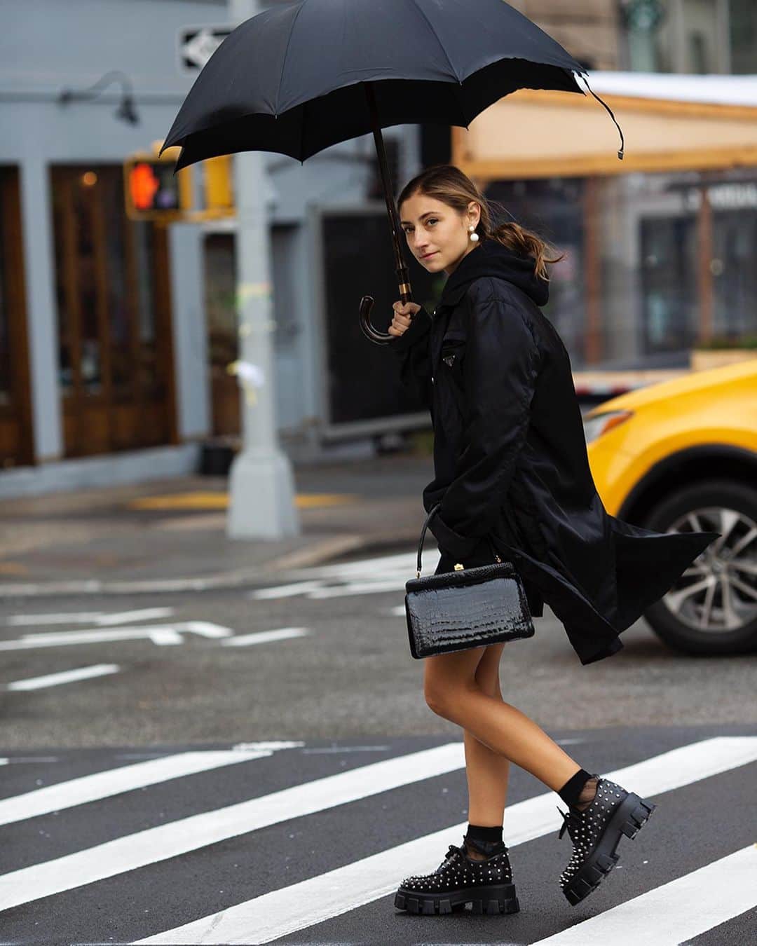 スコット・シューマンのインスタグラム：「That’s special @jennymwalton mix! @prada shoes and raincoat, vintage lady-like purse, Savile Row umbrella, @uniqlousa hoodie and @nike running shorts」