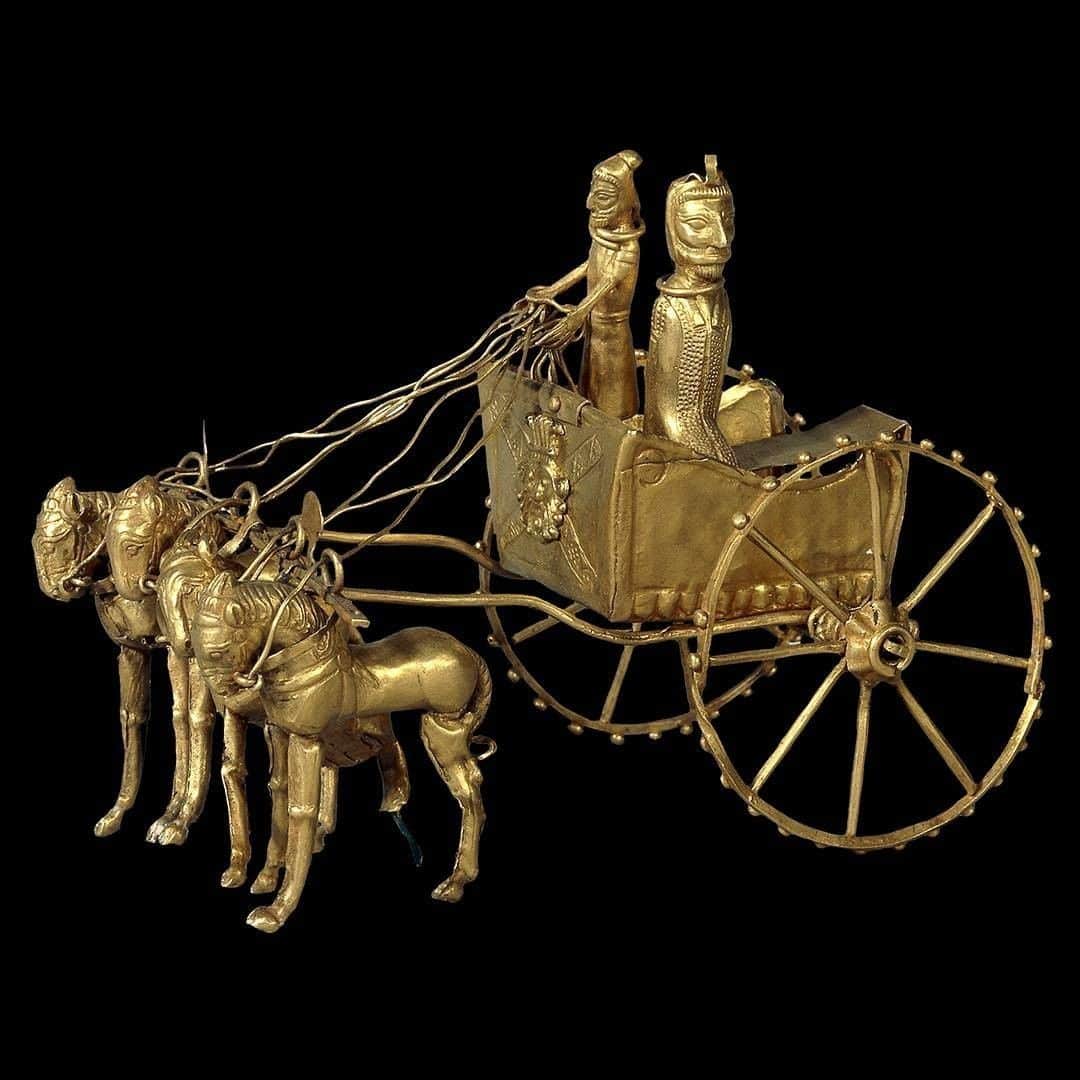 大英博物館さんのインスタグラム写真 - (大英博物館Instagram)「This tiny gold chariot stands at just 7.5cm tall – it was made between the 5th and 4th centuries BC and was found near the Oxus River in modern-day Tajikistan 🐎✨  Our Scientific Research team used different imaging to find out how it was made by Achaemenid goldsmiths thousands of years ago. Swipe to see what they saw 🔬  X-Rays confirmed that the figures and horses are hollow. The chariot was constructed from small pieces of hand-worked gold sheets and solid wires attached together. This used much less gold than a solid casting, and required great skill to create the delicate forms.   🔎 Gold chariot, from the Oxus treasure, Achaemenid Persian, found in Takht-i-Kuwad, modern Tajikistan and dated 5th–4th centuries BC.   #gold #science #BritishMuseum #OxusTreasure」12月7日 23時30分 - britishmuseum