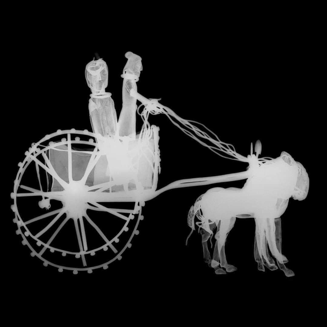 大英博物館さんのインスタグラム写真 - (大英博物館Instagram)「This tiny gold chariot stands at just 7.5cm tall – it was made between the 5th and 4th centuries BC and was found near the Oxus River in modern-day Tajikistan 🐎✨  Our Scientific Research team used different imaging to find out how it was made by Achaemenid goldsmiths thousands of years ago. Swipe to see what they saw 🔬  X-Rays confirmed that the figures and horses are hollow. The chariot was constructed from small pieces of hand-worked gold sheets and solid wires attached together. This used much less gold than a solid casting, and required great skill to create the delicate forms.   🔎 Gold chariot, from the Oxus treasure, Achaemenid Persian, found in Takht-i-Kuwad, modern Tajikistan and dated 5th–4th centuries BC.   #gold #science #BritishMuseum #OxusTreasure」12月7日 23時30分 - britishmuseum