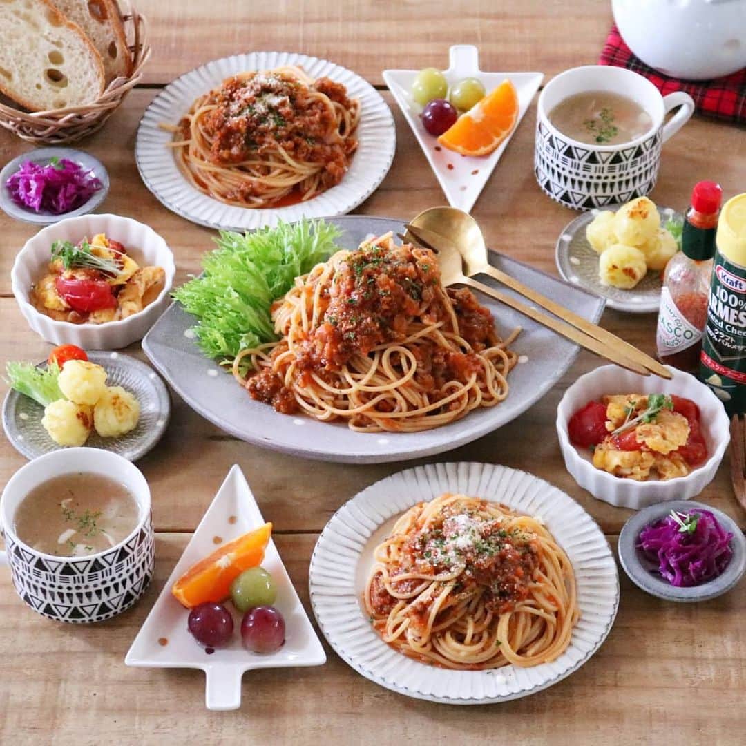 yunaのインスタグラム：「♩ #レシピあり . . 野菜たっぷりミートソースパスタ トマトとたまごの炒め物 コロコロハッシュドポテト(レシピ↓) ポトフ 紫キャベツのラペ フルーツ🍇🍊 . . 最近むすめが ピーマンあんま好かんって 言うようになってきた😓 . . このミートソースに ピーマン細かーくして たっぷり入れてやったぜ😃✌️ . . 気が付かんで パクパク食べてました🙌 . . . 🍳「コロコロハッシュドポテト」  🥕材料 じゃがいも　小さめ４～５個 ○片栗粉　大さじ１ ○粉チーズ　大さじ１ ○顆粒コンソメ　小さじ1/2 ○塩　小さじ1/3 オリーブオイル　適量   つくりかた ①じゃがいもの皮をむき、５㎜幅にスライスする。あとはザクザクと粗みじん切りにする。  ②耐熱ボウルに①を入れ、ふんわりとラップをして６００ｗで２分加熱。一度取り出してざっくり混ぜ、またラップをして２分加熱する。  ③熱いうちに○を入れて混ぜる。スプーンなどで軽くじゃがいもをつぶす感じ…  ④３cm位の大きさに丸める。  ⑤フライパンを熱してオリーブオイルを入れ、④を並べ、転がしながら焼いたら出来上がり♪お好みでケチャップや塩を付けて食べてくださいね♪ . . #yunaご飯#igersjq#今日のごはん#食卓#献立#yummy#ていねいな暮らし#お家ごはん#器#foodstagram#lin_stagrammer#delistagrammer#Japanesefood#デリスタグラマー#クッキングラム#クッキングラムアンバサダー#タベリー#フーディーテーブル#てづくりごはん365#おうちごはん#おうちごはんlover#Japan#マカロニメイト#夜ごはん#晩ごはん#小石原焼#翁明窯元#レシピ#🍝」