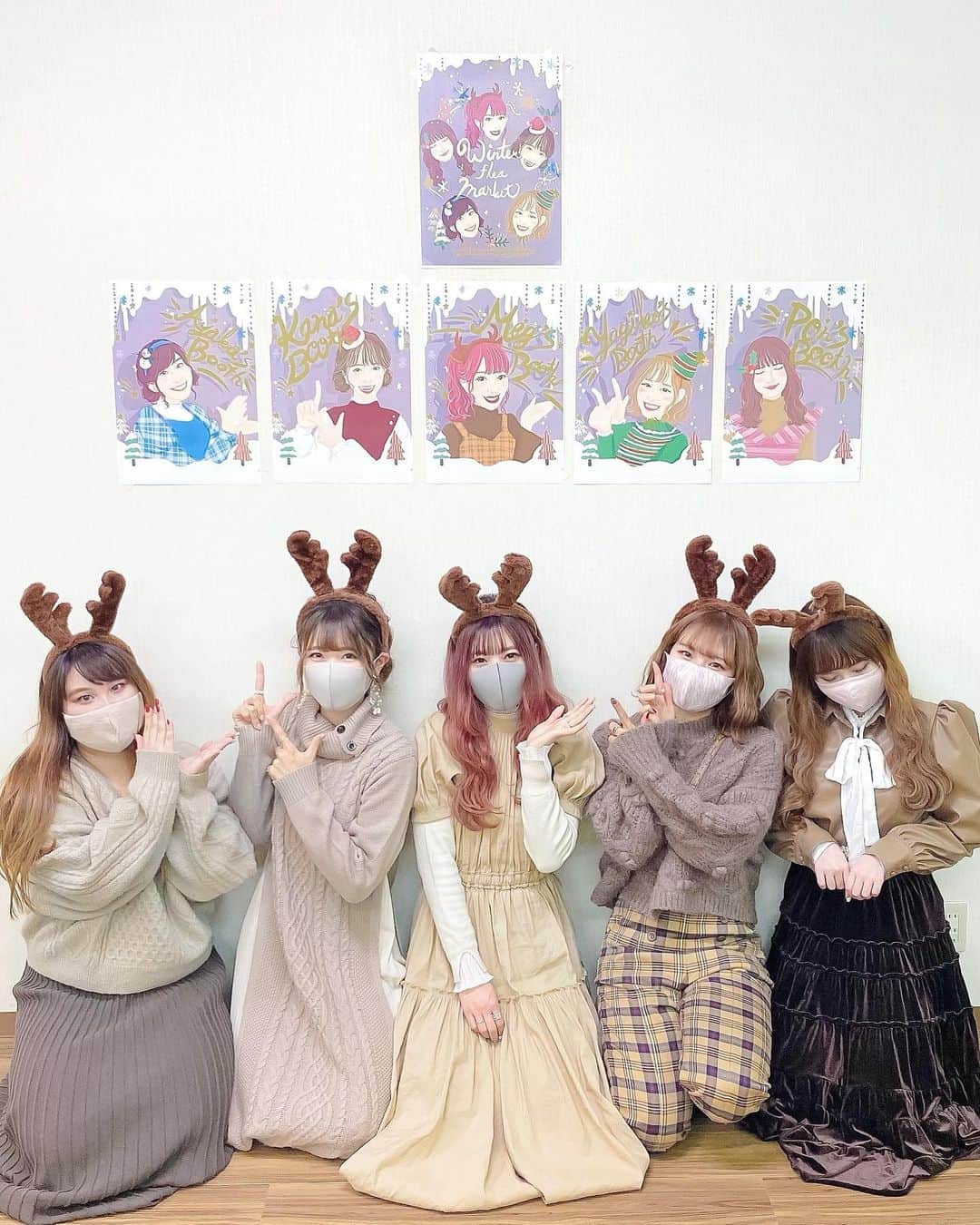 のインスタグラム：「ㅤ ㅤ 12/6あやかなめぐやぎぽんフリマイベント 無事終了しました🎅🏻🎁❄️💓 ㅤ ㅤ 来てくださった方々 本当にありがとうございました🦌🎄❤️ ㅤ この状況下で色々と制限が多く ご不便をお掛けして申し訳なかったですが、 みなさんのご協力のおかげで 無事に終えることができました🙇🏻‍♂️ 本当にありがとうございました😭🙏🏻💗 ㅤ ㅤ 今回は時間予約制で余裕があったから ブースに来てくれた方一人ひとりと ゆっくりたくさん話せて嬉しかったし めっちゃ楽しかったです☺️💭💘 ㅤ 初めましての方、お久し振りの方、この間振りの方 1人で参加してくれた方 ずっと前からフォローしてくれてる方。。。 たくさんいたなぁ🥺💭💓 ㅤ お話しして色々伝えてくれて みんなの思いがたくさん伝わってきて ほんっと〜〜〜に嬉しかったし感動しました😭💖 ㅤ この服あの時着てたやつですよね！ って言ってくれる方が結構いて、 みんなかなマスター()すぎて めちゃくちゃびっくりだった😳✨ ㅤ ㅤ 本当に優しくて素敵な方ばっかりで みんなと話す度に幸せ感じてました🥺💓 ㅤ ㅤ ㅤ 各々のブースにはあやのすけさん ( @ayanosuke_atsumori )に描いてもらった イラストポスターを貼っていました🎨🖌🌈 みんなこのイラストのこと褒めてくれて 嬉しくてつい我が物顔でドヤってしまった😚💕 ㅤ たくさんの方とこのポスター前で写真撮れて 嬉しかったな〜👯‍♀️📸💓 ㅤ ちなみにこの投稿の1枚目の写真は みんなそれぞれポスターと同じポーズを してるよっ🦌❄️🤍 ㅤ ㅤ ㅤ そしてお手紙、プレゼント、差し入れ等 くださった方々本当にありがとうございました😭❤️ 渡してくれる時に嬉しい言葉を添えてくれて みんなの気持ちが嬉しかったです😢💓 ㅤ 私たちのフォロワーさんって 優しい方ばっかりだなぁと 改めて感じました😭🙏🏻💭💓 ㅤ ㅤ ㅤ そして今回、初の試みで ハンドメイドリングの販売も させていただきました💍💐  目の前で喜んでくれてるのを見れて めちゃくちゃ嬉しかったです🥺💓 開催ギリギリまで販売するか悩んだけど やってよかった！😭💕 ㅤ みんなたくさん付けてくれるといいな💭💘 ㅤ ㅤ ㅤ 予定が合わなくて来れなかった方、 体調不良で来れなくなってしまった方も DMでフリマの成功を応援してくれたり 次は絶対行くって言ってくれたり ものすごく嬉しかったです😢🙏🏻 ありがとうございました😊❣️ ㅤ ㅤ 参加後DM送ってくれた方々、 ありがとうございます🧸📮🤍 お返事お待たせして申し訳ないです😭 ゆっくりお返事させてください👼🏻💌💫 ㅤ ㅤ ㅤ たくさんの人に支えられて 成功したフリマイベントでした❕ ㅤ 最高に幸せな時間を 本当にありがとうございました🥰 ㅤ ㅤ ㅤ ㅤ ㅤ ㅤ ㅤ ㅤ ㅤ ㅤ ㅤ 𝔸𝕪𝕒𝕂𝕒𝕟𝕒𝕄𝕖𝕘𝕦𝕐𝕒𝕘𝕚ℙ𝕠𝕟 𝕎𝕚𝕟𝕥𝕖𝕣 𝕗𝕝𝕖𝕒 𝕞𝕒𝕣𝕜𝕖𝕥 ⛄️❄️ ㅤ ㅤ 𝕋𝕙𝕒𝕟𝕜𝕤 𝕒𝕝𝕝 ♡! ㅤ ㅤ ㅤ ㅤ ㅤ @a_yaka77 @kalnnas2 @mgmilk___ @yagichan0819 @___peterpanda_honey_ ㅤ ㅤ #あやかなめぐやぎぽん #フリーマーケット」