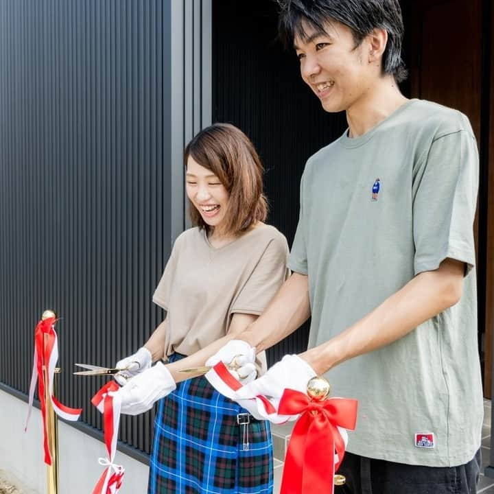 カナルホームさんのインスタグラム写真 - (カナルホームInstagram)「お客様の声【愛知県高浜市　A様邸】 . 「アパートの家賃が勿体ないと感じた為。又、将来の財産として残したいと思った為。」 「こだわりポイント：書斎を広々ととり、ゆとりある空間でパソコン作業が出来るようにしました」 「想像以上の素敵な家を建てて下さり本当に有難うございました。」 * 資料請求・・・@kanalhome_siryouseikyu . 施工事例・・・@kanalhome . イベント情報・・・@kanalhome_event * #カナルホーム #かなるほーむ #岡崎 #西尾 #安城 #豊田 #高浜 #注文住宅 #自由設計 #家づくり #工務店 #お客様の声 #デザイン住宅 #おしゃれな家 #施工事例 #シンプルモダン #かっこいい家 #マイホーム計画 #マイホーム計画中 #外観デザイン #新築戸建て #ガルバリウム #畳コーナー #テレワークスペース #仕事部屋 #リビング階段 #引き渡し式 #テープカットセレモニー #テープカット #間取り」12月7日 18時00分 - kanalhome