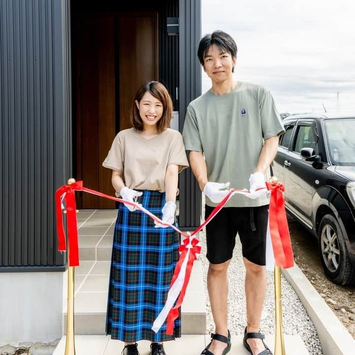 カナルホームさんのインスタグラム写真 - (カナルホームInstagram)「お客様の声【愛知県高浜市　A様邸】 . 「アパートの家賃が勿体ないと感じた為。又、将来の財産として残したいと思った為。」 「こだわりポイント：書斎を広々ととり、ゆとりある空間でパソコン作業が出来るようにしました」 「想像以上の素敵な家を建てて下さり本当に有難うございました。」 * 資料請求・・・@kanalhome_siryouseikyu . 施工事例・・・@kanalhome . イベント情報・・・@kanalhome_event * #カナルホーム #かなるほーむ #岡崎 #西尾 #安城 #豊田 #高浜 #注文住宅 #自由設計 #家づくり #工務店 #お客様の声 #デザイン住宅 #おしゃれな家 #施工事例 #シンプルモダン #かっこいい家 #マイホーム計画 #マイホーム計画中 #外観デザイン #新築戸建て #ガルバリウム #畳コーナー #テレワークスペース #仕事部屋 #リビング階段 #引き渡し式 #テープカットセレモニー #テープカット #間取り」12月7日 18時00分 - kanalhome