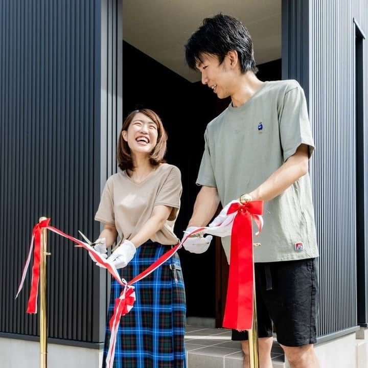 カナルホームさんのインスタグラム写真 - (カナルホームInstagram)「お客様の声【愛知県高浜市　A様邸】 . 「アパートの家賃が勿体ないと感じた為。又、将来の財産として残したいと思った為。」 「こだわりポイント：書斎を広々ととり、ゆとりある空間でパソコン作業が出来るようにしました」 「想像以上の素敵な家を建てて下さり本当に有難うございました。」 * 資料請求・・・@kanalhome_siryouseikyu . 施工事例・・・@kanalhome . イベント情報・・・@kanalhome_event * #カナルホーム #かなるほーむ #岡崎 #西尾 #安城 #豊田 #高浜 #注文住宅 #自由設計 #家づくり #工務店 #お客様の声 #デザイン住宅 #おしゃれな家 #施工事例 #シンプルモダン #かっこいい家 #マイホーム計画 #マイホーム計画中 #外観デザイン #新築戸建て #ガルバリウム #畳コーナー #テレワークスペース #仕事部屋 #リビング階段 #引き渡し式 #テープカットセレモニー #テープカット #間取り」12月7日 18時00分 - kanalhome