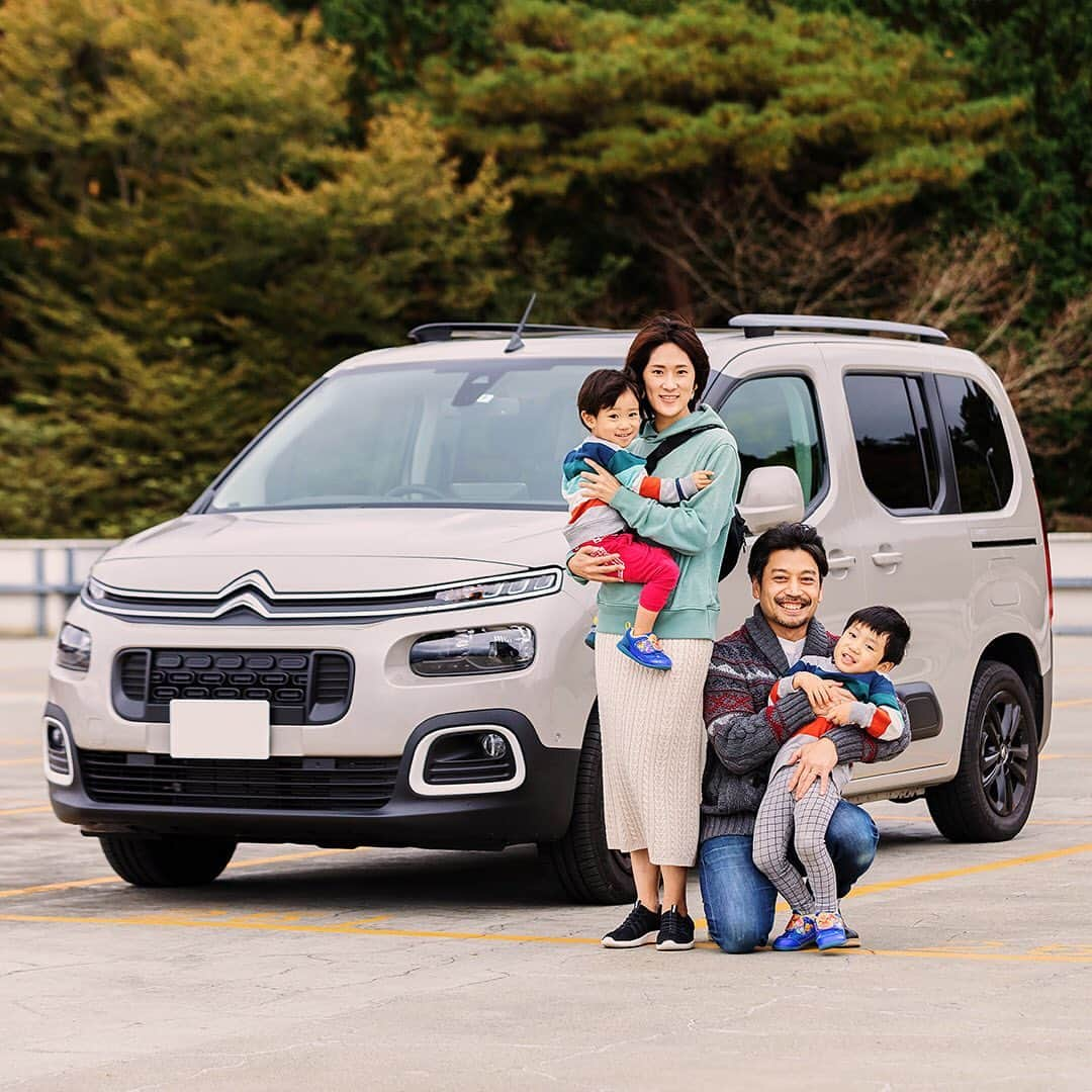 CITROEN JP Officialさんのインスタグラム写真 - (CITROEN JP OfficialInstagram)「【Inspired by you with BERLINGO - DAY 25】 シトロエン ベルランゴの発売を記念したベルランゴオーナー体験にご当選された川井さんファミリー。 ベルランゴとの出会いから1カ月。この日は御殿場で開催されたシトロエン展示イベントへ、ベルランゴで団らんドライブ。  レポートはプロフィール欄のリンクよりご覧ください。」12月7日 18時01分 - citroen_jp