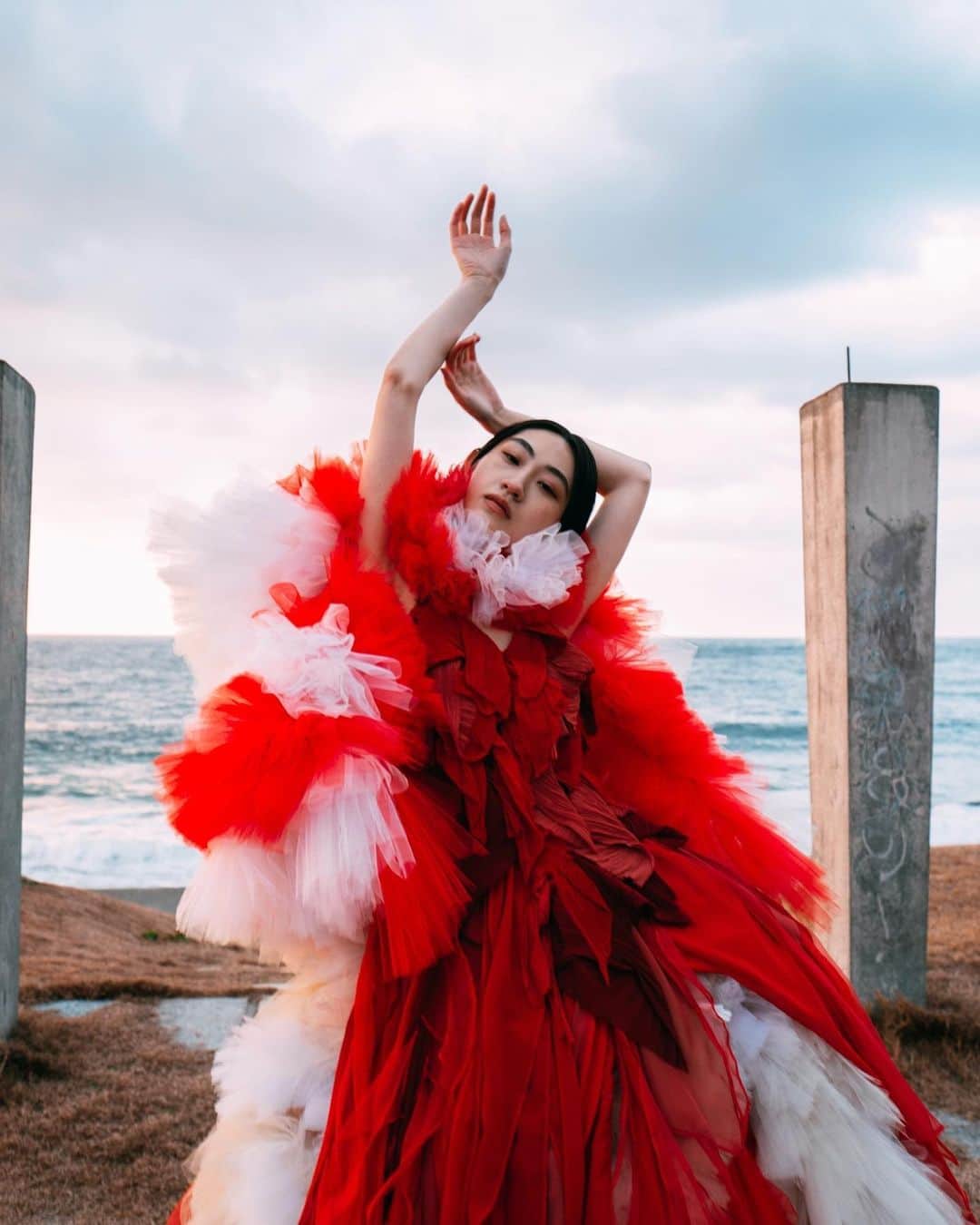 ARAKI SHIROのインスタグラム：「great sunset. . . . ph @81enda  model @mkm_mentai93  special thanks @taisei_nakai  costume by me . . . #ARAKISHIRO#FUKUOKA#portrait#portraitphotography#photography#costume#costumedesign#couture#hautecouture#portraitmood#whitedress#福岡#ポートレート#モデル#被写体募集#衣装#コスチューム#コスチュームデザイン#アラキシロウ」