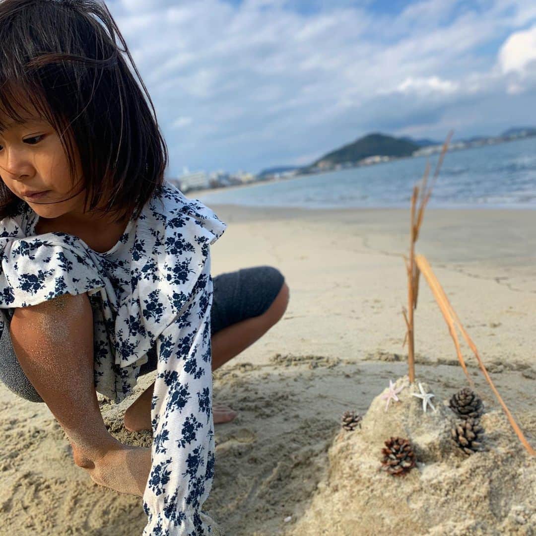 橋本昌彦のインスタグラム：「題名『みんなのお家』💖 クリエイター　NaNaさん😌  #砂遊び  #糸島  #海  #クリエーター  #想い出」