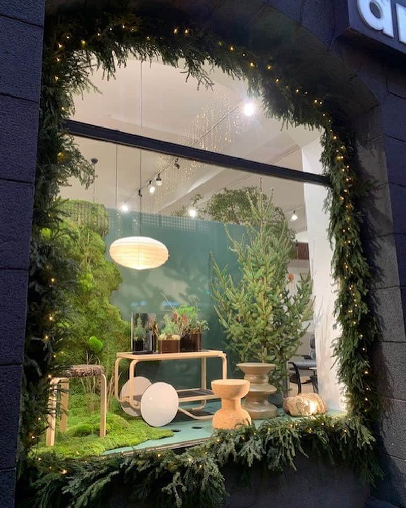 Artekさんのインスタグラム写真 - (ArtekInstagram)「This year has strengthened the relationship many of us have with the forest. It provided a safe space to roam and to relax in, when much of our life was confined to the home. The winter display of @artekhelsinki was inspired by the forest and is centered on furniture designed by Alvar Aalto, showcasing his recurring theme of blurring the threshold between indoors and outdoors. Make sure to stop by and have a look if you are in town.  #finnishforest #foreststories」12月7日 18時05分 - artekglobal