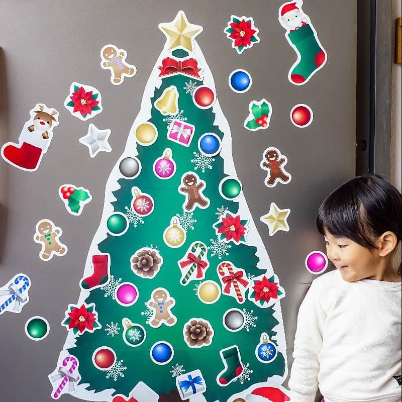 マグネットパークさんのインスタグラム写真 - (マグネットパークInstagram)「今日は #クリスマスツリーの日 🎄日本で最初にツリーが飾られたのは横浜だったとか🤔 今年はマグネットデコツリーを仲間入りさせておうちクリスマスを盛り上げよ！🥳  . . #マグネットパーク #magnetpark #マグネットコレクション #マグネットシート #magnet #マグネットステッカー #デコレーションマグネット #マグネットシール #マグネット遊び #マグネット集め #マグネットウォール #ウォールステッカー #ウォールステッカー貼ってみた #壁紙シール #玄関アプローチ #冷蔵庫マグネット #クリスマス #クリスマスツリー #ジングルベル #サンタクロース #サンタさん #クリスマス飾り #クリスマスデコ #デコマグ #デコレーションマグネット」12月7日 18時06分 - magnetpark_jp