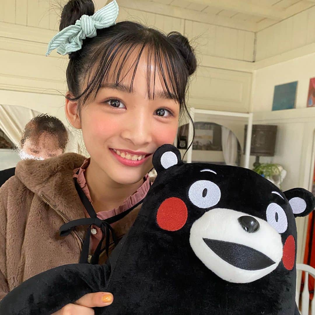 ニコ☆プチのインスタグラム：「くまモン持ってご機嫌な熊本娘さん🧸﻿ ﻿ #ニコプチ﻿ #中山あやか﻿ #くまモン﻿ #アヤナめっちゃ真剣に携帯してる🤩」