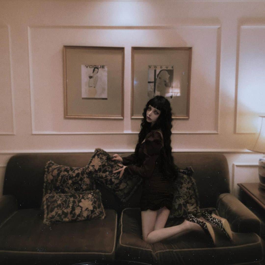 のインスタグラム：「🐇🥀🤎🦇」