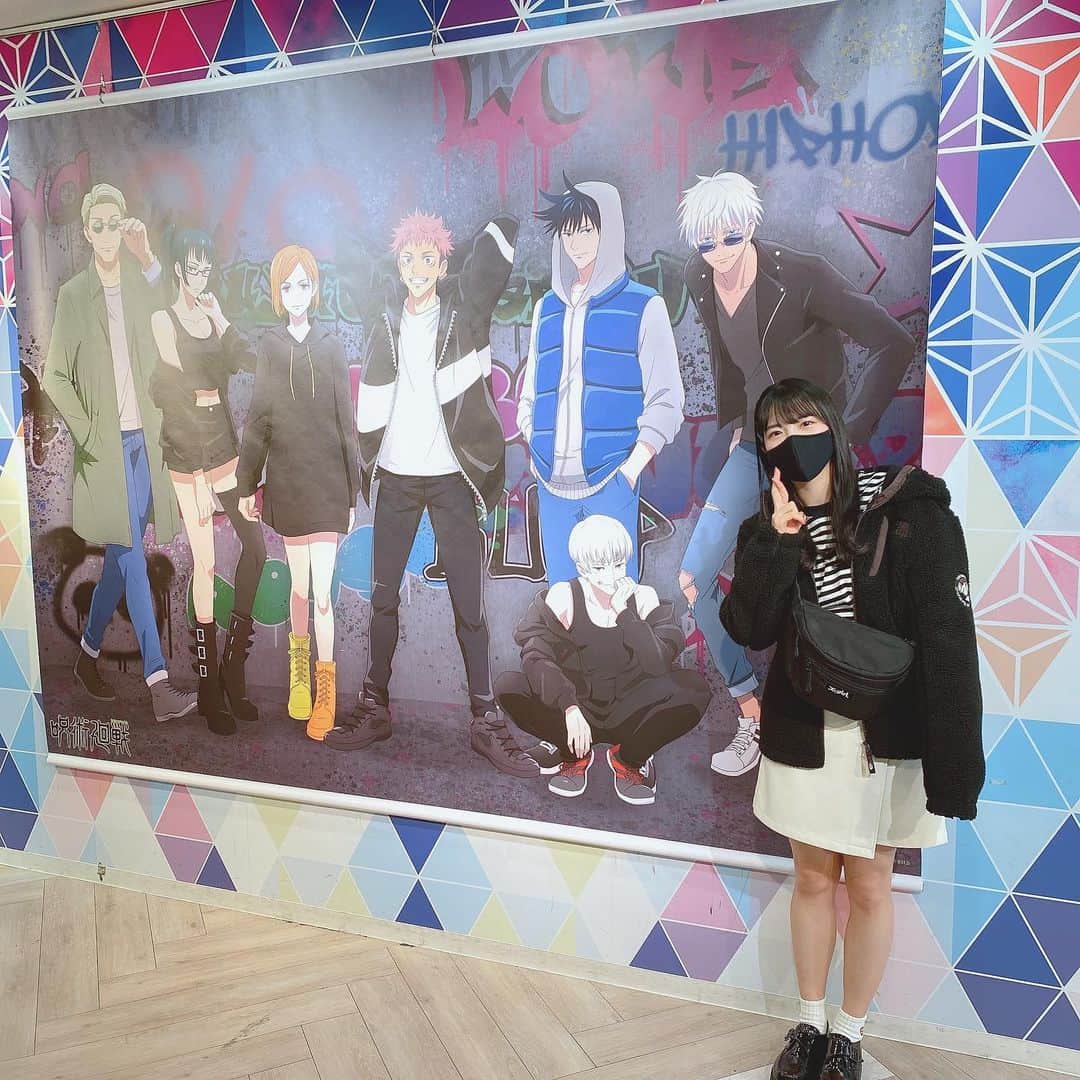 松崎博香のインスタグラム：「. 渋谷マルイにヲタ活してきた🤞🏻🤞🏻🤞🏻🤞🏻 無量空処してきた🤞🏻指あってる？ 五条先生誕生日おめでとうございます🎂♡ グッズはほぼ売り切れで何も買えなかった🥲 狗巻先輩も好き🤍いや、みんな好き🥺 #渋谷マルイ #呪術廻戦 #satorugojo #jujutsukaisen #셀카 #五条悟生誕祭2020」