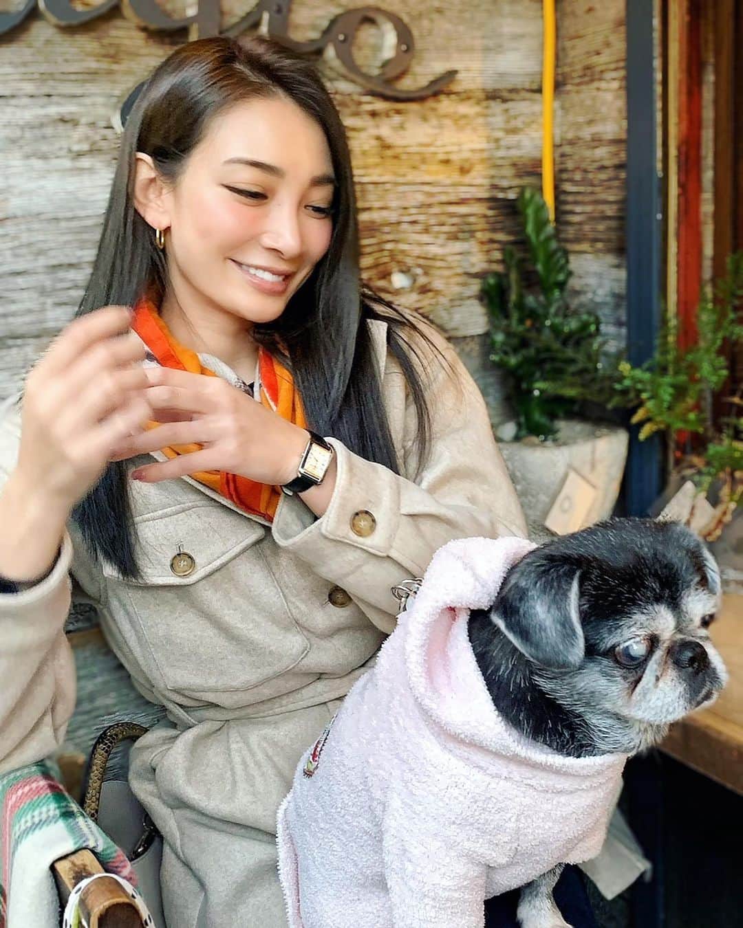 里海のインスタグラム：「@baumeetmercier  の時計は 簡単にベルトが自分で変えれるので  その日の気分で 変えて楽しめます😉  髪がサラサラ⭐️ @rrsalon_   にて、トリートメントをしてもらいました💓」