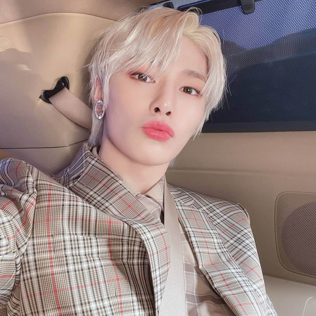 Stray Kidsさんのインスタグラム写真 - (Stray KidsInstagram)「선물! #burberry#협찬 #StrayKids#STAY#IN스타그램#🦊」12月7日 18時12分 - realstraykids