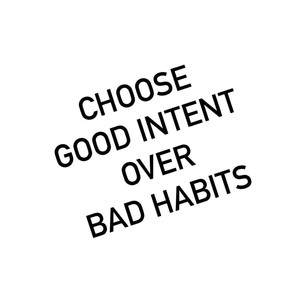 トレーシー・キスさんのインスタグラム写真 - (トレーシー・キスInstagram)「I often have people tell me that they want to lose weight and get healthy but always find a reason to put it off - good intentions begin but bad habits quickly end them which is often the case with many things in life. It’s easy to get stuck in a rut, make excuses and do the same unhealthy things over and over again knowing that they’re not good for us because they’re so familiar. Bad habits have a way of becoming permanent fixtures in our life and eventually it feels normal to feel awful and unhappy - stop and change! Most commonly it is our ability to set goals that is the problem when failing to achieve life changes; we may want to lose a stone in weight but we want the results now, immediately with no effort and zero inconvenience to our life. Realistically we need to bring about smaller steps of change and remain consistent for the foreseeable future to ensure the differences we make are healthy, longterm and sustainable - what use it there in moving mountains only to go and put them back where you started? Any good intention you have is better than sitting on a bad habit and living a life that isn’t what you want it to be. Instead focus on more bite-sized positive healthy differences that you can make to your day, week, month and year and just watch how much easier achievement and success becomes in all aspects of life! 🙌🏻 #goals #goalgetter #goal #goalsetting #pma」12月7日 18時14分 - tracykissdotcom