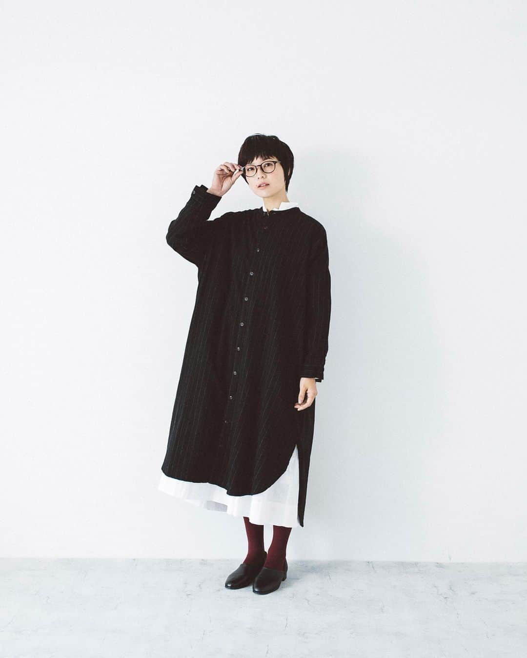 ナチュランさんのインスタグラム写真 - (ナチュランInstagram)「【 SO / エスオー 】 あったかアイテムでたのしむ冬のワンピーススタイル﻿ ﻿ So cute！や、I'm so happy！などの、“So＝とっても”をブランド名にした「SO」。特別な日ではなく、毎日のとってもになれるスタンダードなアイテムが好評です。﻿ 今回は、着回ししやすい新作の「ポプリンギャザーワンピース」と、季節感たっぷりなあたたかなアイテムを合わせたナチュラルなワンピースコーディネートをご紹介いたします。﻿ ﻿ ﻿ -----------﻿ ■ポプリンギャザーワンピース[CSO-2A49-1371-E]﻿ 高密度でハリのある、さらりとした肌触りのコットンポプリンワンピース。﻿ ゆったりした身幅と、少し高めの位置で切り替えたウエストラインから広がるたっぷりのギャザーで、ふんわりと女性らしいシルエットを描きます。﻿ ﻿ ﻿ ------------------------------﻿ ▶️お買いものは写真内のタグをタップしてくださいね。またはプロフィールからもナチュランへリンクしています。→@natulan_official﻿ ﻿ ▶️写真内のタグは、販売中でも消えている場合がございます。ぜひ、ナチュランの検索窓から、注文番号又は商品名を、検索してみてくださいね。﻿ ﻿ ▶️プロフィール画面では、季節のおすすめ商品や、再入荷情報をご紹介しています。ぜひ、ご覧くださいませ。→@natulan_official﻿ ﻿ -----------﻿ #lifewear #fashion #今日のコーデ #コーディネート #ファッション #ナチュラル #ナチュラン #natulan #日々の暮らし #暮らしを楽しむ #シンプルライフ #シンプルコーデ #大人女子 #大人コーデ #ナチュラルコーデ #ワンピース #冬コーデ #ワンピースコーデ #ワンピ #冬本番 #40代ファッション #50代ファッション #ギャザー #ポプリン #so #エスオー #natulan_official @ssmiyoss」12月7日 18時14分 - natulan_official