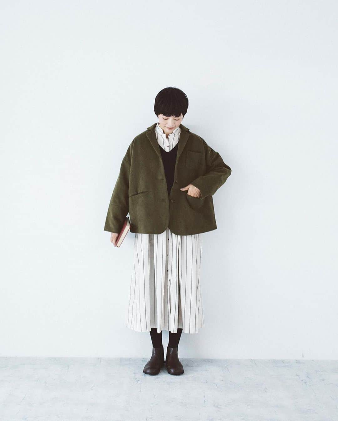 ナチュランさんのインスタグラム写真 - (ナチュランInstagram)「【 SO / エスオー 】 あったかアイテムでたのしむ冬のワンピーススタイル﻿ ﻿ So cute！や、I'm so happy！などの、“So＝とっても”をブランド名にした「SO」。特別な日ではなく、毎日のとってもになれるスタンダードなアイテムが好評です。﻿ 今回は、着回ししやすい新作の「ポプリンギャザーワンピース」と、季節感たっぷりなあたたかなアイテムを合わせたナチュラルなワンピースコーディネートをご紹介いたします。﻿ ﻿ ﻿ -----------﻿ ■ポプリンギャザーワンピース[CSO-2A49-1371-E]﻿ 高密度でハリのある、さらりとした肌触りのコットンポプリンワンピース。﻿ ゆったりした身幅と、少し高めの位置で切り替えたウエストラインから広がるたっぷりのギャザーで、ふんわりと女性らしいシルエットを描きます。﻿ ﻿ ﻿ ------------------------------﻿ ▶️お買いものは写真内のタグをタップしてくださいね。またはプロフィールからもナチュランへリンクしています。→@natulan_official﻿ ﻿ ▶️写真内のタグは、販売中でも消えている場合がございます。ぜひ、ナチュランの検索窓から、注文番号又は商品名を、検索してみてくださいね。﻿ ﻿ ▶️プロフィール画面では、季節のおすすめ商品や、再入荷情報をご紹介しています。ぜひ、ご覧くださいませ。→@natulan_official﻿ ﻿ -----------﻿ #lifewear #fashion #今日のコーデ #コーディネート #ファッション #ナチュラル #ナチュラン #natulan #日々の暮らし #暮らしを楽しむ #シンプルライフ #シンプルコーデ #大人女子 #大人コーデ #ナチュラルコーデ #ワンピース #冬コーデ #ワンピースコーデ #ワンピ #冬本番 #40代ファッション #50代ファッション #ギャザー #ポプリン #so #エスオー #natulan_official @ssmiyoss」12月7日 18時14分 - natulan_official