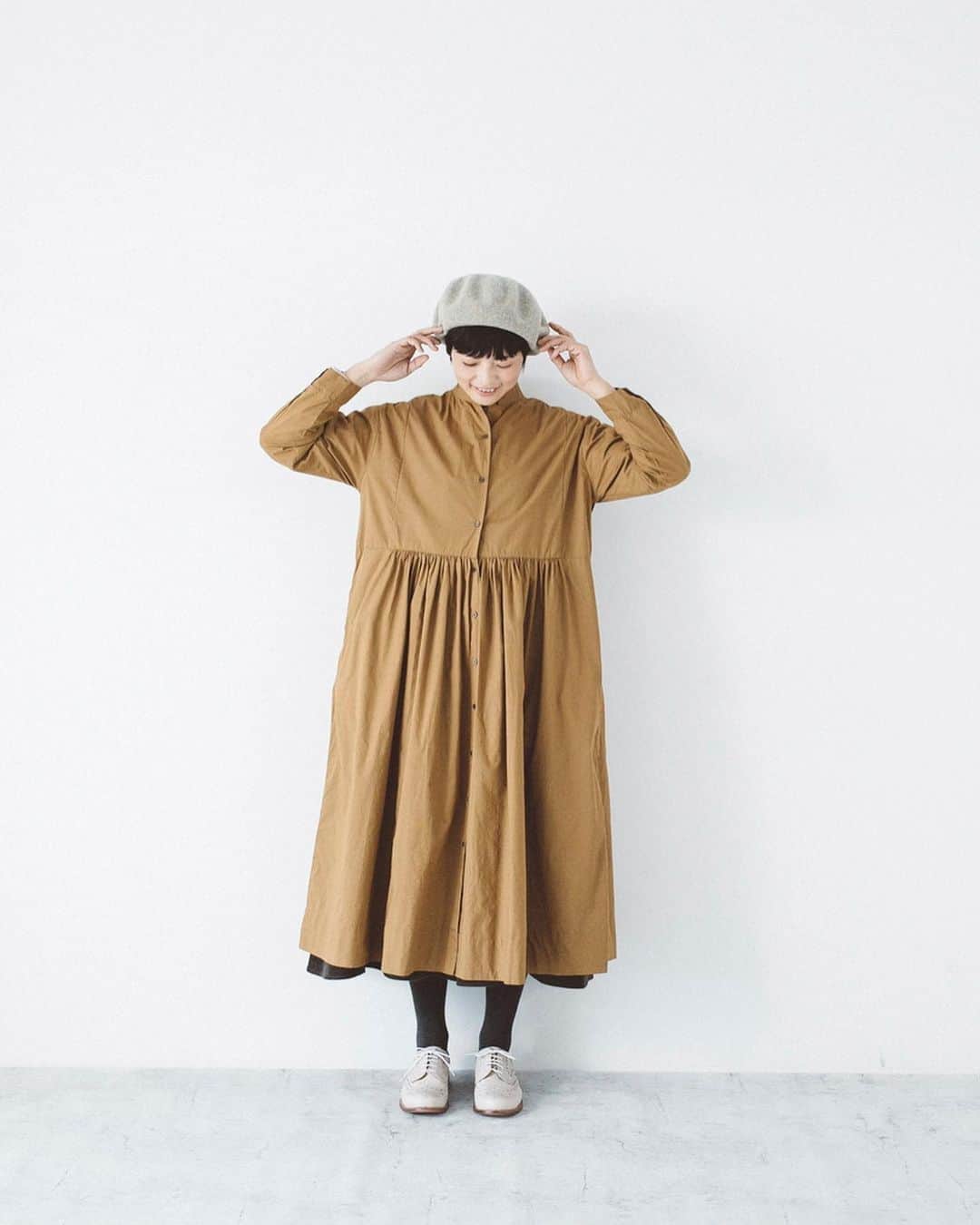 ナチュランさんのインスタグラム写真 - (ナチュランInstagram)「【 SO / エスオー 】 あったかアイテムでたのしむ冬のワンピーススタイル﻿ ﻿ So cute！や、I'm so happy！などの、“So＝とっても”をブランド名にした「SO」。特別な日ではなく、毎日のとってもになれるスタンダードなアイテムが好評です。﻿ 今回は、着回ししやすい新作の「ポプリンギャザーワンピース」と、季節感たっぷりなあたたかなアイテムを合わせたナチュラルなワンピースコーディネートをご紹介いたします。﻿ ﻿ ﻿ -----------﻿ ■ポプリンギャザーワンピース[CSO-2A49-1371-E]﻿ 高密度でハリのある、さらりとした肌触りのコットンポプリンワンピース。﻿ ゆったりした身幅と、少し高めの位置で切り替えたウエストラインから広がるたっぷりのギャザーで、ふんわりと女性らしいシルエットを描きます。﻿ ﻿ ﻿ ------------------------------﻿ ▶️お買いものは写真内のタグをタップしてくださいね。またはプロフィールからもナチュランへリンクしています。→@natulan_official﻿ ﻿ ▶️写真内のタグは、販売中でも消えている場合がございます。ぜひ、ナチュランの検索窓から、注文番号又は商品名を、検索してみてくださいね。﻿ ﻿ ▶️プロフィール画面では、季節のおすすめ商品や、再入荷情報をご紹介しています。ぜひ、ご覧くださいませ。→@natulan_official﻿ ﻿ -----------﻿ #lifewear #fashion #今日のコーデ #コーディネート #ファッション #ナチュラル #ナチュラン #natulan #日々の暮らし #暮らしを楽しむ #シンプルライフ #シンプルコーデ #大人女子 #大人コーデ #ナチュラルコーデ #ワンピース #冬コーデ #ワンピースコーデ #ワンピ #冬本番 #40代ファッション #50代ファッション #ギャザー #ポプリン #so #エスオー #natulan_official @ssmiyoss」12月7日 18時14分 - natulan_official