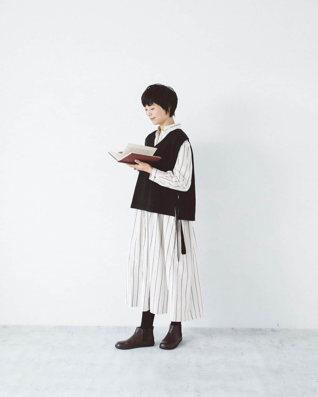 ナチュランさんのインスタグラム写真 - (ナチュランInstagram)「【 SO / エスオー 】 あったかアイテムでたのしむ冬のワンピーススタイル﻿ ﻿ So cute！や、I'm so happy！などの、“So＝とっても”をブランド名にした「SO」。特別な日ではなく、毎日のとってもになれるスタンダードなアイテムが好評です。﻿ 今回は、着回ししやすい新作の「ポプリンギャザーワンピース」と、季節感たっぷりなあたたかなアイテムを合わせたナチュラルなワンピースコーディネートをご紹介いたします。﻿ ﻿ ﻿ -----------﻿ ■ポプリンギャザーワンピース[CSO-2A49-1371-E]﻿ 高密度でハリのある、さらりとした肌触りのコットンポプリンワンピース。﻿ ゆったりした身幅と、少し高めの位置で切り替えたウエストラインから広がるたっぷりのギャザーで、ふんわりと女性らしいシルエットを描きます。﻿ ﻿ ﻿ ------------------------------﻿ ▶️お買いものは写真内のタグをタップしてくださいね。またはプロフィールからもナチュランへリンクしています。→@natulan_official﻿ ﻿ ▶️写真内のタグは、販売中でも消えている場合がございます。ぜひ、ナチュランの検索窓から、注文番号又は商品名を、検索してみてくださいね。﻿ ﻿ ▶️プロフィール画面では、季節のおすすめ商品や、再入荷情報をご紹介しています。ぜひ、ご覧くださいませ。→@natulan_official﻿ ﻿ -----------﻿ #lifewear #fashion #今日のコーデ #コーディネート #ファッション #ナチュラル #ナチュラン #natulan #日々の暮らし #暮らしを楽しむ #シンプルライフ #シンプルコーデ #大人女子 #大人コーデ #ナチュラルコーデ #ワンピース #冬コーデ #ワンピースコーデ #ワンピ #冬本番 #40代ファッション #50代ファッション #ギャザー #ポプリン #so #エスオー #natulan_official @ssmiyoss」12月7日 18時14分 - natulan_official