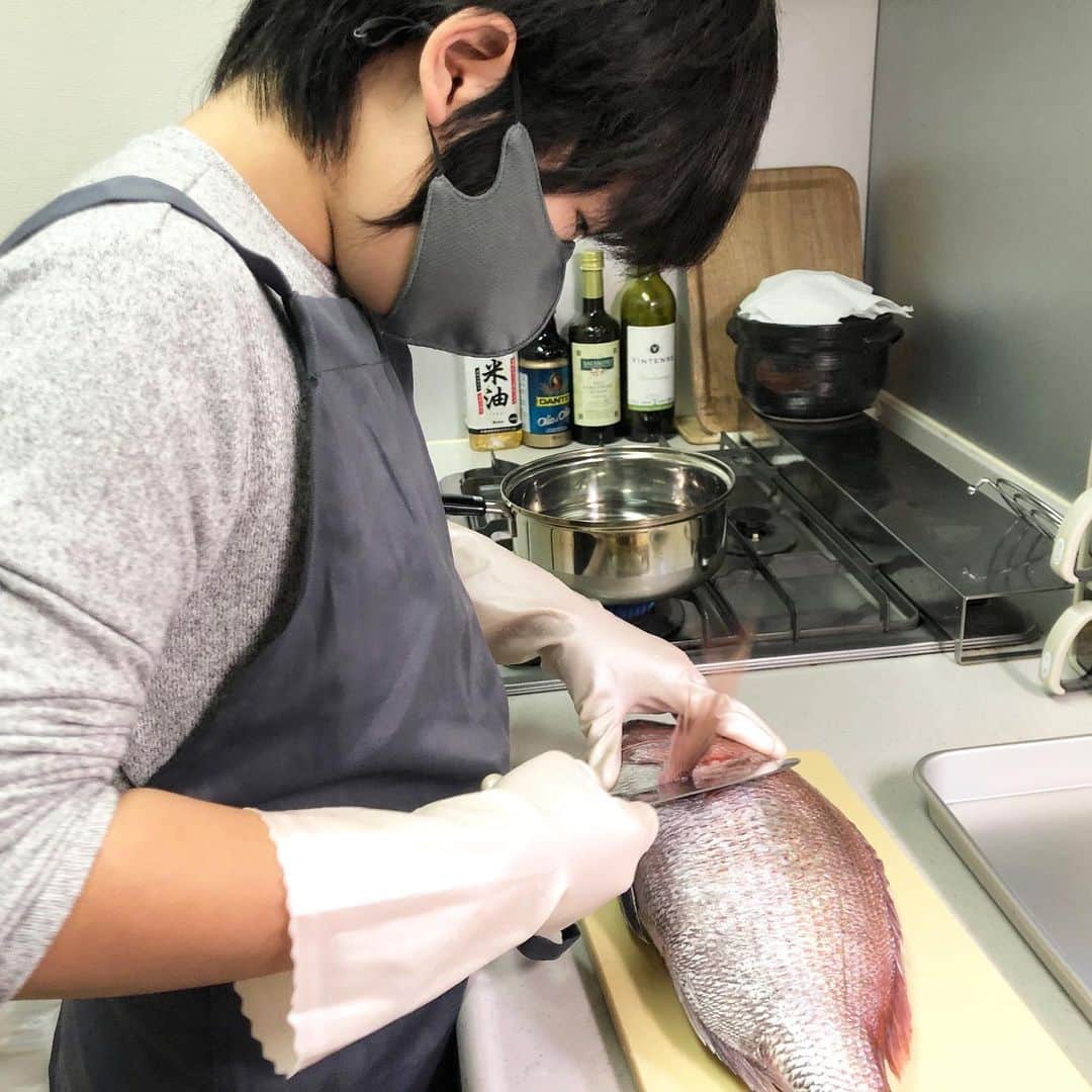 がっちゃんさんのインスタグラム写真 - (がっちゃんInstagram)「BIGな真鯛を捌いていくぅ❗️  真鯛を洗い始めた瞬間に鋭利な部位で指を負傷したから、洗う時から気をつけないとね😅 皮を初めて引いたけど上手くいきました👍  大きな魚を捌くには心許ない包丁しかないので、がっちゃんはクリスマスに出刃包丁が欲しいと言ってます🎄💦  #魚 #魚料理 #小学生 #小学生男子」12月7日 18時14分 - gacchannel