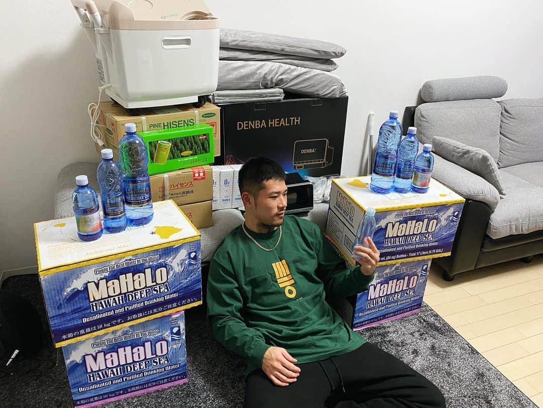 中村寛さんのインスタグラム写真 - (中村寛Instagram)「高陽社様から大量のメンテナンス器具等を商品提供して頂いた . 体験させて頂いた時は即効で効果出たけど、続ける事でどんだけ効果が出るか…🤔 . ・O2（酸素）リキッド ・DENBA HEALTH ハイグレード ・入浴剤パインハイセンス ・足湯器ひえとり君 ・マハロウォーター ・マハロミネラル . これでもっと早く復帰できそう🔥 高野さん、これにまみれるぐらい贅沢に使わせていただきます、ありがとうございます🙇 . . . #高陽社 #kouyousha  #商品提供 #応援 #サポート  #mahalo #mahalowater #mineral  #denba #health #highgrade  #o2 #water #liquid  #足湯 #パインハイセンス  #格闘技 #キックボクシング  #rise #deep #rizin  . .」12月7日 18時15分 - k_brosa