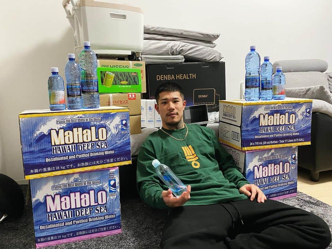 中村寛のインスタグラム：「高陽社様から大量のメンテナンス器具等を商品提供して頂いた . 体験させて頂いた時は即効で効果出たけど、続ける事でどんだけ効果が出るか…🤔 . ・O2（酸素）リキッド ・DENBA HEALTH ハイグレード ・入浴剤パインハイセンス ・足湯器ひえとり君 ・マハロウォーター ・マハロミネラル . これでもっと早く復帰できそう🔥 高野さん、これにまみれるぐらい贅沢に使わせていただきます、ありがとうございます🙇 . . . #高陽社 #kouyousha  #商品提供 #応援 #サポート  #mahalo #mahalowater #mineral  #denba #health #highgrade  #o2 #water #liquid  #足湯 #パインハイセンス  #格闘技 #キックボクシング  #rise #deep #rizin  . .」