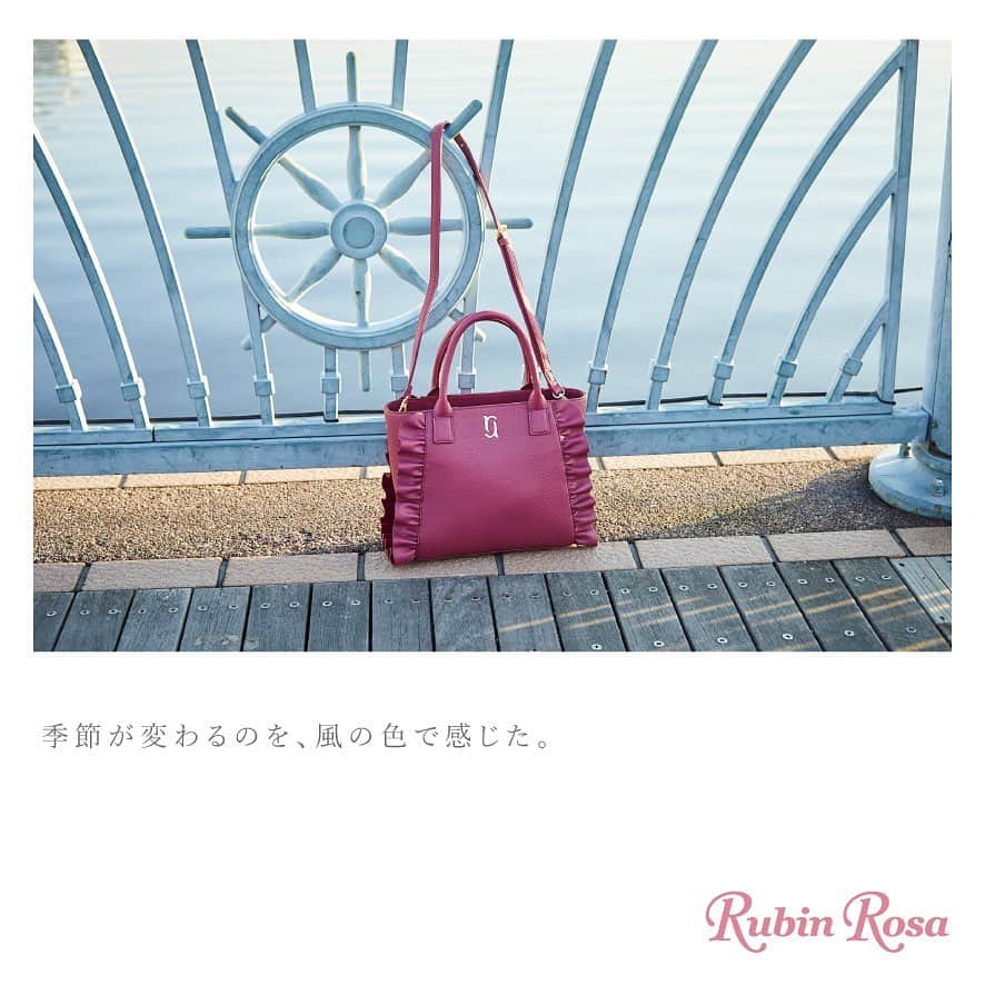 ルビンローザのインスタグラム：「Rubin Rosa の新作バッグ【RR1217 Merril series】シンセティックレザーのフリルがアクセントの【メリル シリーズ】。底鋲が付いているからちょっと置きするときも地面から少し浮いて安心です。 @rubinrosa_japan #rubinrosa #ルビンローザ #バッグ #オトナかわいい #フリルバッグ #バッグ大好き」