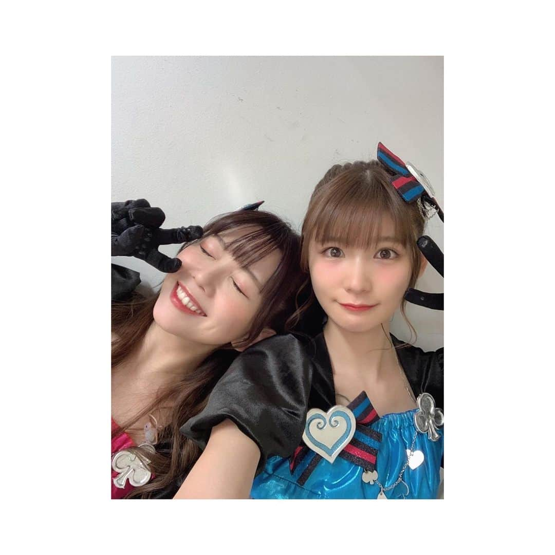 牧野由依さんのインスタグラム写真 - (牧野由依Instagram)「「プリパラ&キラッとプリチャン WinterLive2020」  pic1:あろま pic2:アロマゲドン（あろみか） pic3:ガァルマゲドン pic4:ガァルマゲドン・み  仲間が増えていくって楽しいですよね😚  黒須あろまちゃんとして、 プリティーシリーズのライブ何度も出させていただき、 その度に素敵な仲間が増えているんですよね✨  それもこれも、皆さまが応援してくださるからこそ✨ なんだと思います🙇‍♀️ ありがとうございます😊  リアルと配信とのハイブリッド公演という事で、 色々制約もある中でのパフォーマンスでしたが、 ガァルマゲドンらしくライブできるのは どういうやり方だろう？と みかん・ガァルル、振付のMIKA先生、 制作スタッフさんと一緒に色々考えました。  「お客さまの声出しが難しい中でも、 コールアンドレスポンス的な事を 手拍子でやるのはどうでしょう？」  と提案させて頂いたのですが、  みかん役の渡部優衣ちゃんが 「いいね！やろうよ✨ 手拍子をゆいちゃんがあろま語で呼びかけてくれたら、 みかんはそれ全部通訳するよ‼️」  と、言ってくれたのも凄く嬉しくて😭❤️  Mika先生に段取りや立ち位置の組み替えを その場でして指示して下さったり 制作のスタッフさんは 「手拍子のところオバケ飛ばしましょうか👻」と 映像でのフォローを考えて下さったり…  小さなアイディアを膨らまして、 具現化してくださるプリパラチームの皆様が 本当に本当に大好きなんです…😭❤️❤️  そして、  「配信のみんなにも届くようにした方がいいから、 ここはもう一言つけた方がいいと思う」  などと、いつも側で台詞回しや動きを、 客観的な目で一緒に考えてくれるゆいトン🐷  そして、大先輩なのに…だからこそというか… 確固たるスキルで素敵に乗っかってくださるアサミさん💦 先輩に「ガァルルのモジモジしてください！」とか 「この台詞すごい好きだったんでお願いします！」などと お願いばかりすみません🙇‍♀️  「し〜くれっとラタトゥイユ」 では４人の会話の中で イントロとアウトロの台詞がきまりました😆 改めて思ったのですが、山田唯菜ちゃん扮するミーチルの「できるできるできる…」で表現するみちるの存在感が 本当に凄い☺️ さすが我らの眷属！（笑）  アニメーションを飛び出したところでも、 キャストの方々・スタッフの方々と 更にキャラクターを深め 創り上げていくことができるというのは、 とても幸せですし、このプリパラ・プリティーシリーズならではだと思います😊  アプリ「アイドルランド プリパラ」内での 新作アニメも発表されていましたね✨  【らぁら】ちゃんはじめ プリパラのアイドル達が輝きを増して 再び帰ってくるのですね✨  こちらで、あろまちゃんとして 皆様にお目にかかれるかはまだわかりませんが、 1ファンとしてもまだまだこれからが楽しみです❤️  #pripara #prichan #pri2020冬  #黒須あろま #牧野由依 #あろまきの　#ユイマキノ  #白玉みかん #渡部優衣 #ゆいトン  #ガァルル　#真田アサミ  #幸田みちる #山田唯菜  #ガァルマゲドン」12月7日 18時15分 - yui_makino0119