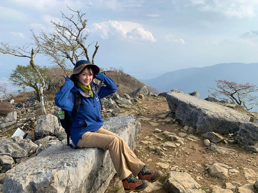 中村葵のインスタグラム：「・ ・ 藤原岳🍁 ・ ・ 登ってきた道と山頂の方は景色が全然違って楽しかった✨ ・ ・ #藤原岳 #秋山 #登山 #山登り #登山コーデ #山登り好きな人と繋がりたい #arcteryx #thenorthface #中村葵」