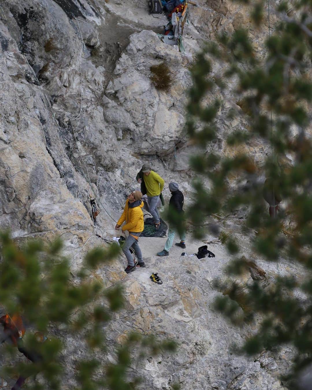 アンジェラ・アイターのインスタグラム：「The winter has just arrived and I am already dreaming for the next climbing season 😅 I miss the crag vibes... Now it’s time to treat my injury 🦵👊 • 📸 @angyeiter #verleihtflügel @ferienregionimst @lasportivagram @team_edelrid」