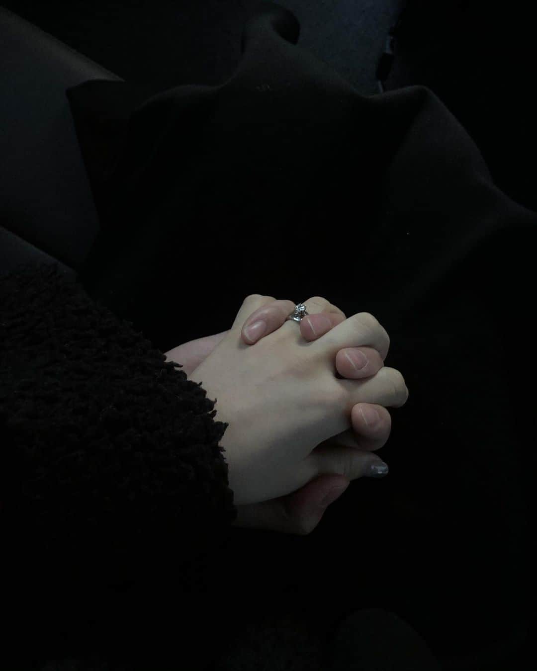 中村くるみさんのインスタグラム写真 - (中村くるみInstagram)「💍  スペシャルな日は婚約指輪も着けるよ 着けるだけでより特別な時間にしてくれる🪞  あとね タクシーとかではずっと手握ってるんだぁ ベビを抱っこするときは出来ないけどね👶🏻♥」12月7日 18時21分 - __k_r_m__