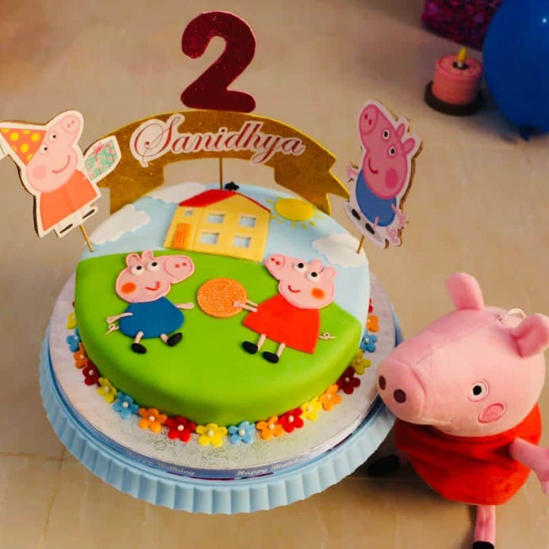 SUPER CAKESさんのインスタグラム写真 - (SUPER CAKESInstagram)「#PeppaPigthemedcake #egglessvanilacake #buttercream #fondant #peppasisterbrother #greenandblue #fondanthouse #fondantflowers #birthdaygirl #babygirl #babylovespeppa #vanilla #bakinglove #qatarbaker #homebakerqatar  #cakephotography #cakelove #cakesforchildren #peppacaketopper #peppapigparty #cakephotography #instacake #instaphotography #instamood   P.S. -Design sent by mother to celebrate her daughter’s birthday and the paper topper is also prepared by her.Lots of love to the baby and mom 💝❤️」12月7日 18時22分 - super.cakes