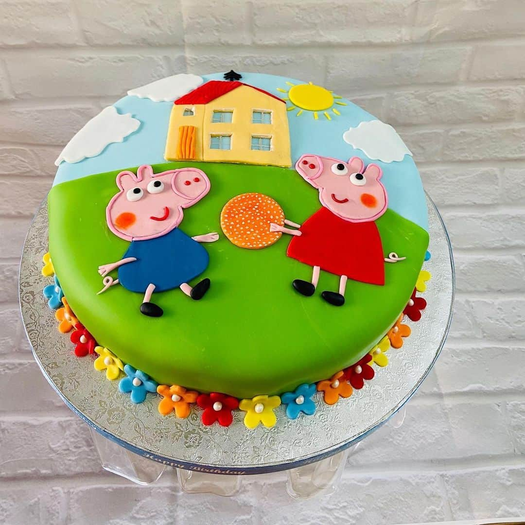 SUPER CAKESさんのインスタグラム写真 - (SUPER CAKESInstagram)「#PeppaPigthemedcake #egglessvanilacake #buttercream #fondant #peppasisterbrother #greenandblue #fondanthouse #fondantflowers #birthdaygirl #babygirl #babylovespeppa #vanilla #bakinglove #qatarbaker #homebakerqatar  #cakephotography #cakelove #cakesforchildren #peppacaketopper #peppapigparty #cakephotography #instacake #instaphotography #instamood   P.S. -Design sent by mother to celebrate her daughter’s birthday and the paper topper is also prepared by her.Lots of love to the baby and mom 💝❤️」12月7日 18時22分 - super.cakes