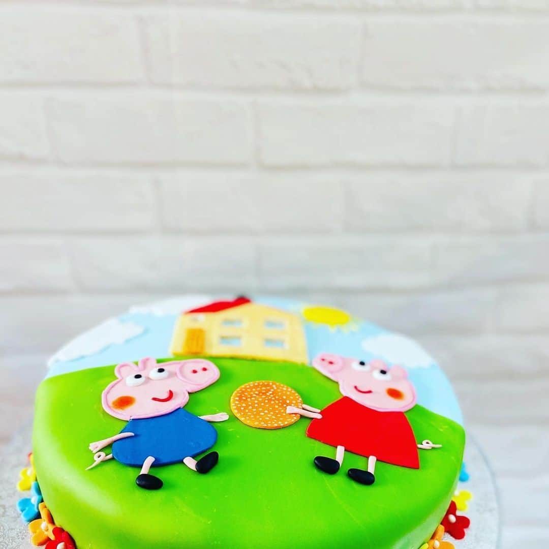 SUPER CAKESさんのインスタグラム写真 - (SUPER CAKESInstagram)「#PeppaPigthemedcake #egglessvanilacake #buttercream #fondant #peppasisterbrother #greenandblue #fondanthouse #fondantflowers #birthdaygirl #babygirl #babylovespeppa #vanilla #bakinglove #qatarbaker #homebakerqatar  #cakephotography #cakelove #cakesforchildren #peppacaketopper #peppapigparty #cakephotography #instacake #instaphotography #instamood   P.S. -Design sent by mother to celebrate her daughter’s birthday and the paper topper is also prepared by her.Lots of love to the baby and mom 💝❤️」12月7日 18時22分 - super.cakes