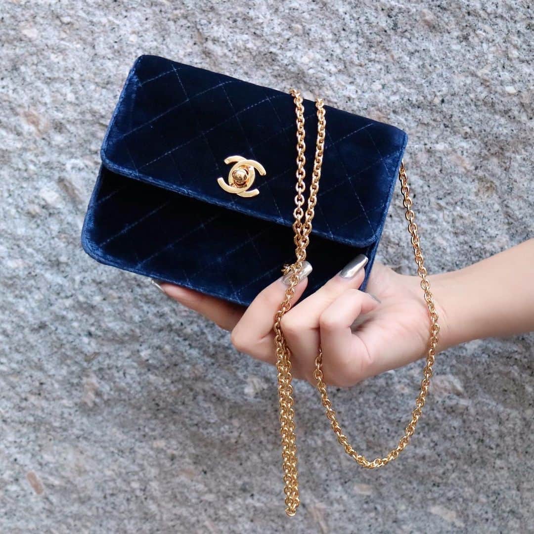 Vintage Brand Boutique AMOREさんのインスタグラム写真 - (Vintage Brand Boutique AMOREInstagram)「———SOLD OUT———  Vintage Chanel velvet micro shoulder bag.  Available Online For Purchase. Search Code: AO31047.  Free Shipping Worldwide 📩DM for more info and pricing  ➡️info@amorevintagetokyo.com  #VintageChanel #Chanelmicrobag #ChanelVelvet #ChanelCollection #amoretokyo」12月7日 18時23分 - amore_tokyo