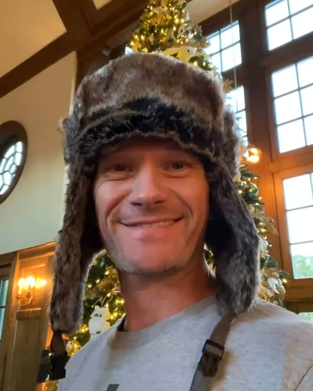 ニール・パトリック・ハリスのインスタグラム：「😊🥰 #neilpatrickharris #nph #tagsforlikes #actor #lovehim #handsome #myedit #christmastree #christmas #hat #awesome #legendary @nph ❤💚❤💚❤💚」