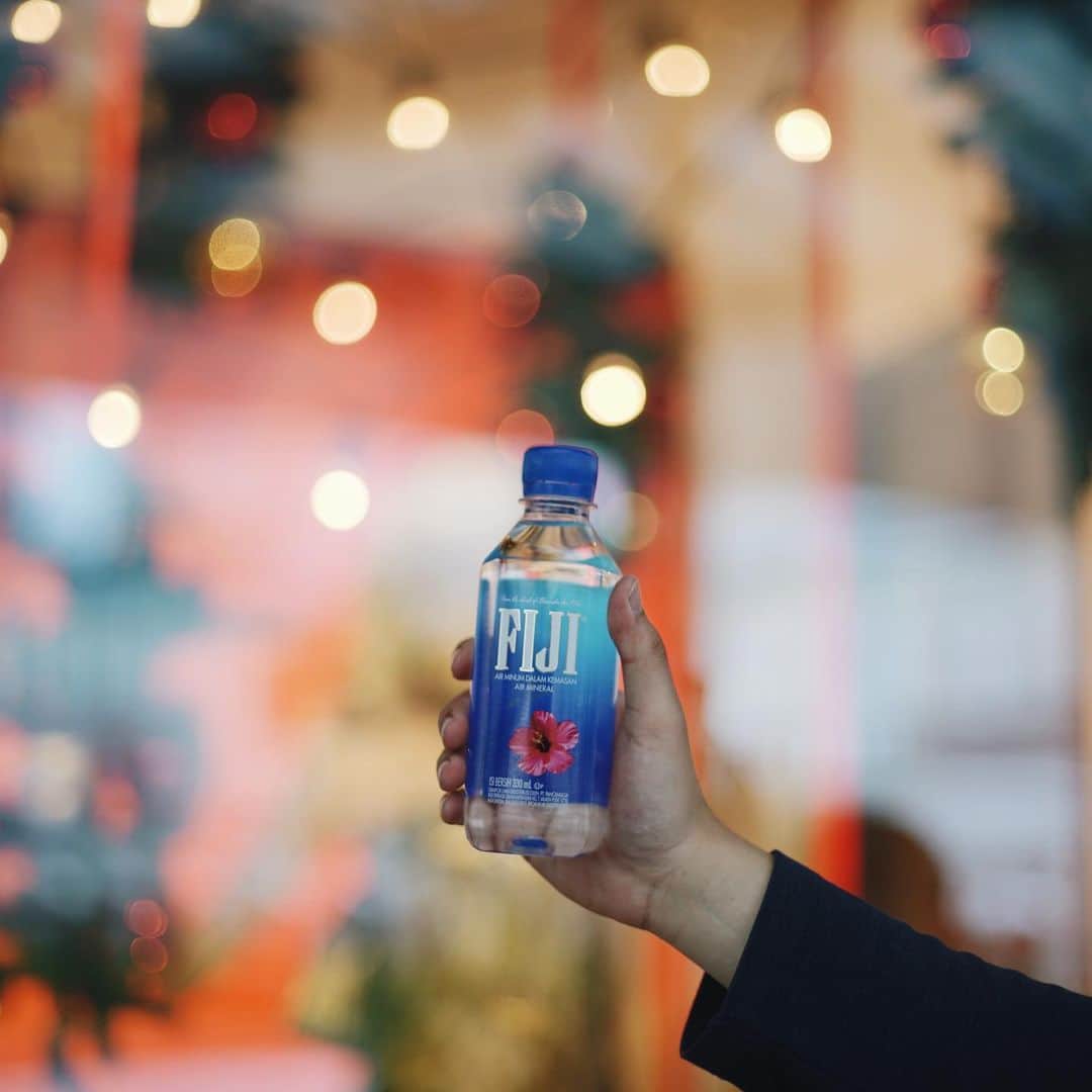FIJIWaterJapanのインスタグラム：「街がライトアップする時期✨  #フィジーウォーター #fijiwater #水分補給 #ライトアップ   #lovefijiwater  #ミネラルウォーター #lifewithfijiwater」
