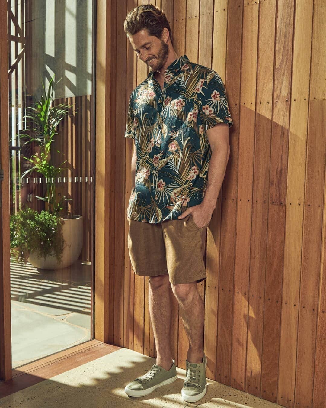 Target Australiaさんのインスタグラム写真 - (Target AustraliaInstagram)「Tropical cotton shirt + linen shorts: High summer style in feel good fabrics  🎯♥️ #targetaus #targetausmen」12月7日 18時34分 - targetaus