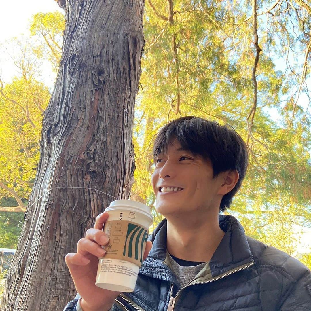 庄野崎謙のインスタグラム：「ホットな季節がやってきました☕️  何だこれ？  CMか？ポスターか？  満面の笑みw  #スタバ #写真 #photo #撮影 #photography  #俳優 #役者 #actor #model #japan #庄野崎謙 #満面の笑み #冬 #ホットコーヒー #温まる」