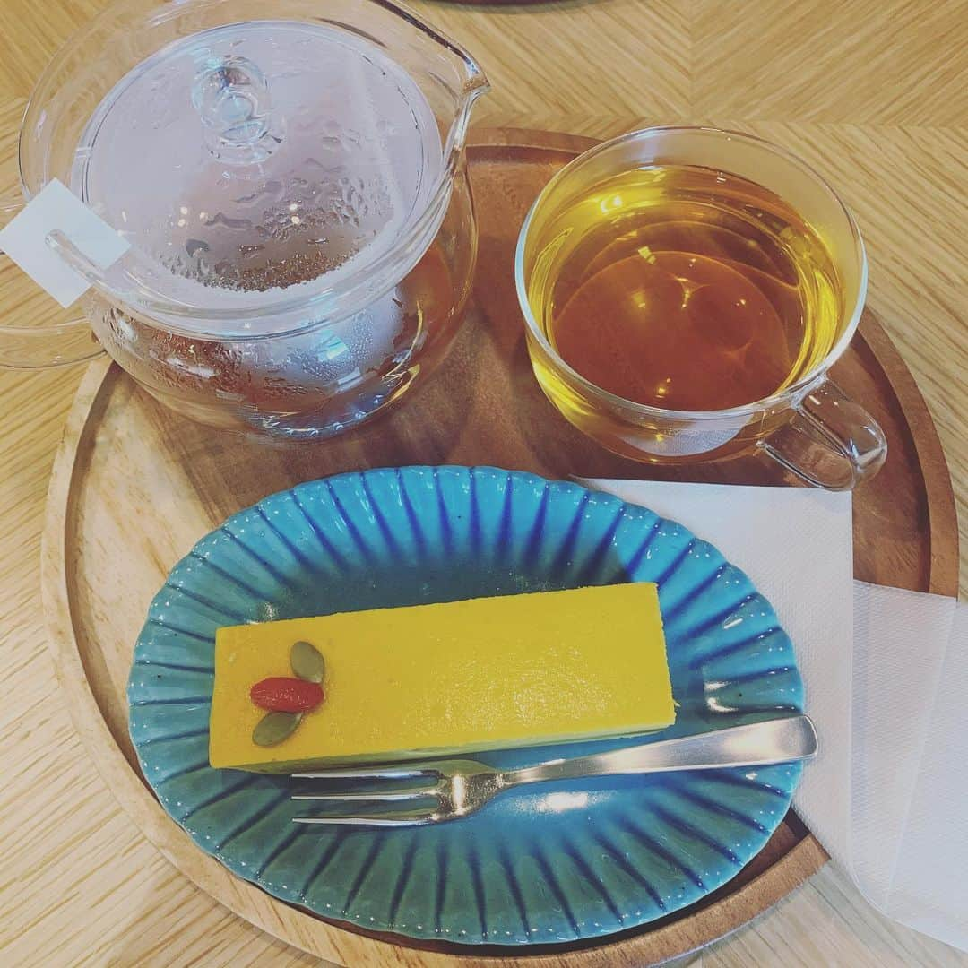 新垣泉子さんのインスタグラム写真 - (新垣泉子Instagram)「薬膳カフェ☆  #罪悪感少なめ #カボチャケーキ #甘さ控えめ #警固 #カイタックスクエアガーデン #薬膳キッチンコペルタ #薬膳カフェ　 #漢方茶 #身体にしみる  #身体が喜んでる気がする  #先日の話」12月7日 18時26分 - motoko.arakaki