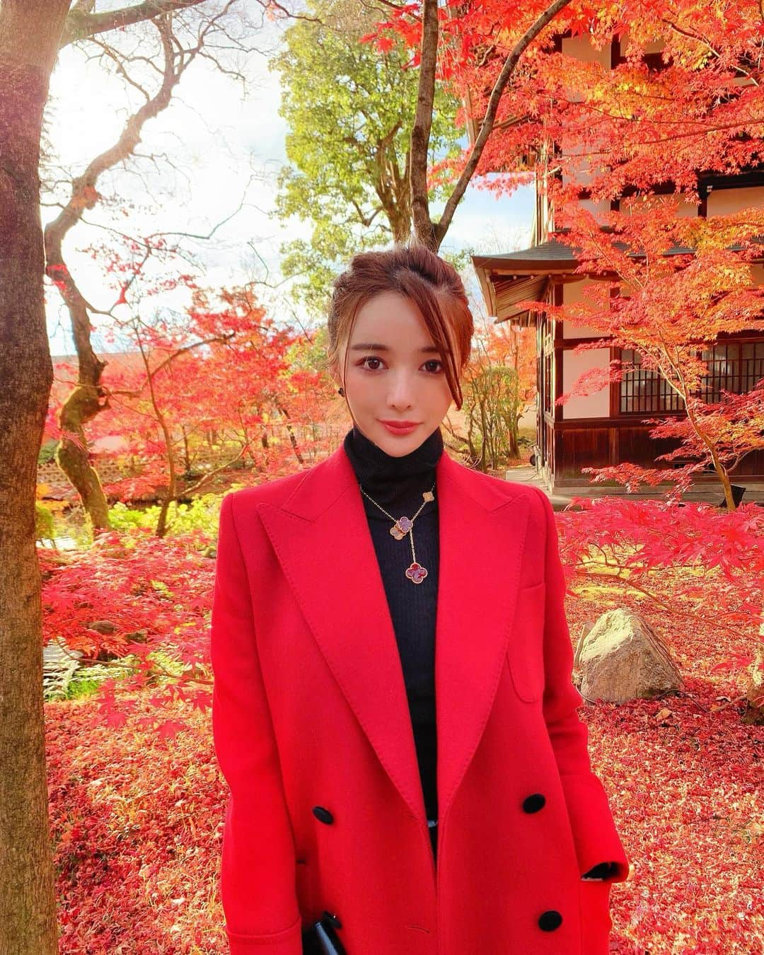 濱野りれさんのインスタグラム写真 - (濱野りれInstagram)「Last autumn leaves at Kyoto🍁 It was super spectacular including the fallen leaves.  @dolcegabbana  . 京都最後の紅葉は、永観堂 禅林寺🍁✨ 落葉で一面紅葉の世界🧚‍♀️ 目に入るもの全てが鮮明な赤でとっても芸術的だった☺️ 自然って美しいね✨✨ . #kyoto #eikando #eikandozenrinji #kyototemple #kyotojapan #kyoto #kyototrip #kyototravel #temple #autumnleaves #autumncolors #japan_of_insta #japan #instajapan #dolceandgabbana #redcoat #vancleefarpels #vancleef #京都観光 #京都 #永観堂禅林寺 #永観堂 #紅葉 #紅葉狩り #落葉 #ドルガバ #ヴァンクリーフ」12月7日 18時28分 - riregram